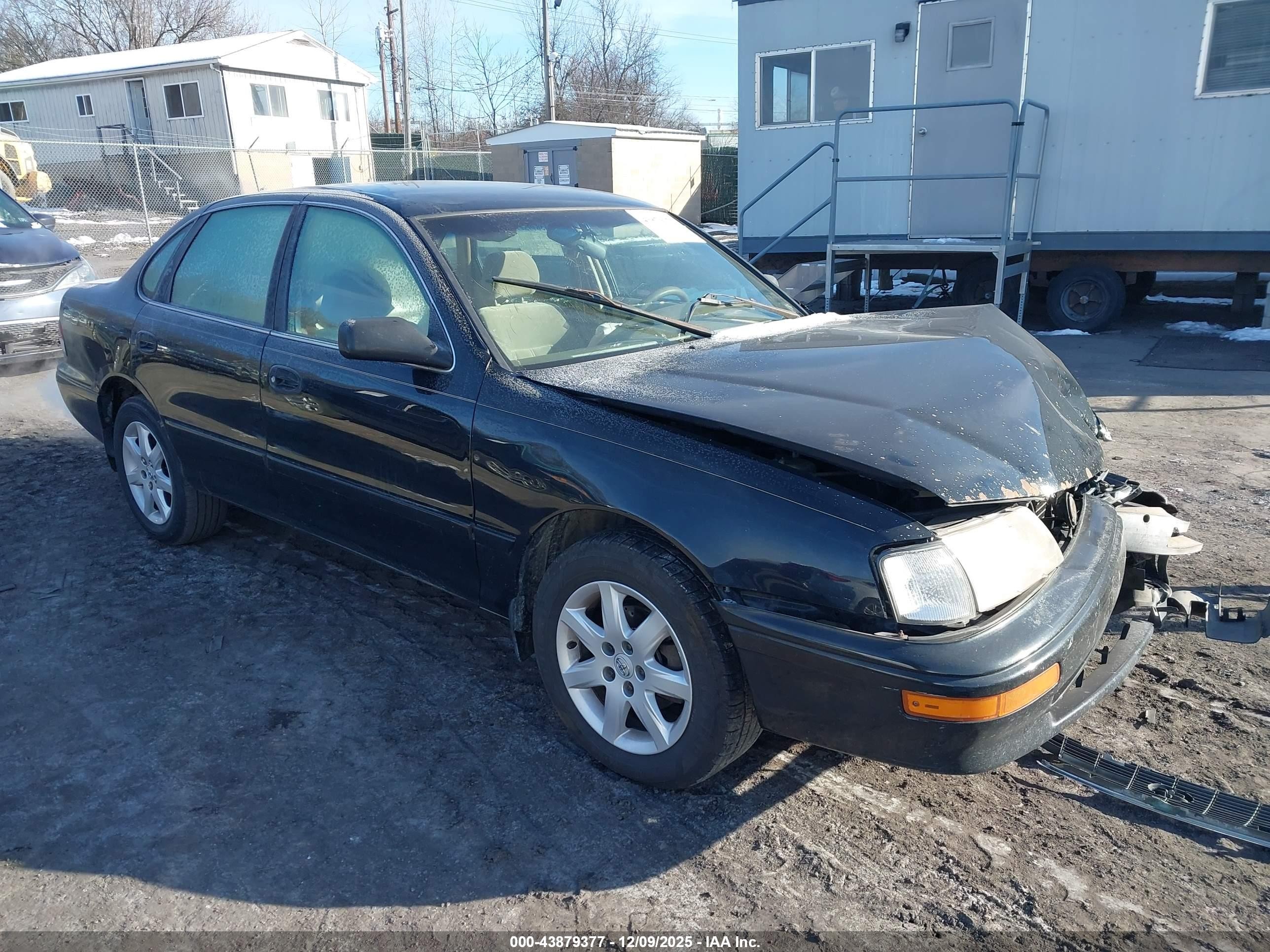 1997 Toyota Avalon XL, VIN 4T1BF12B2VU188446 — Front end