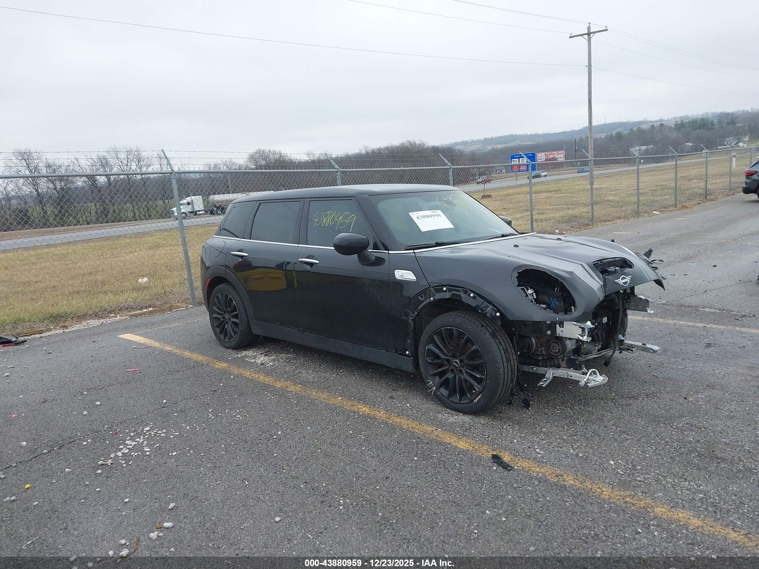 2022 MINI Clubman Cooper S, VIN WMWXJ1C09N2R12292 — Перед