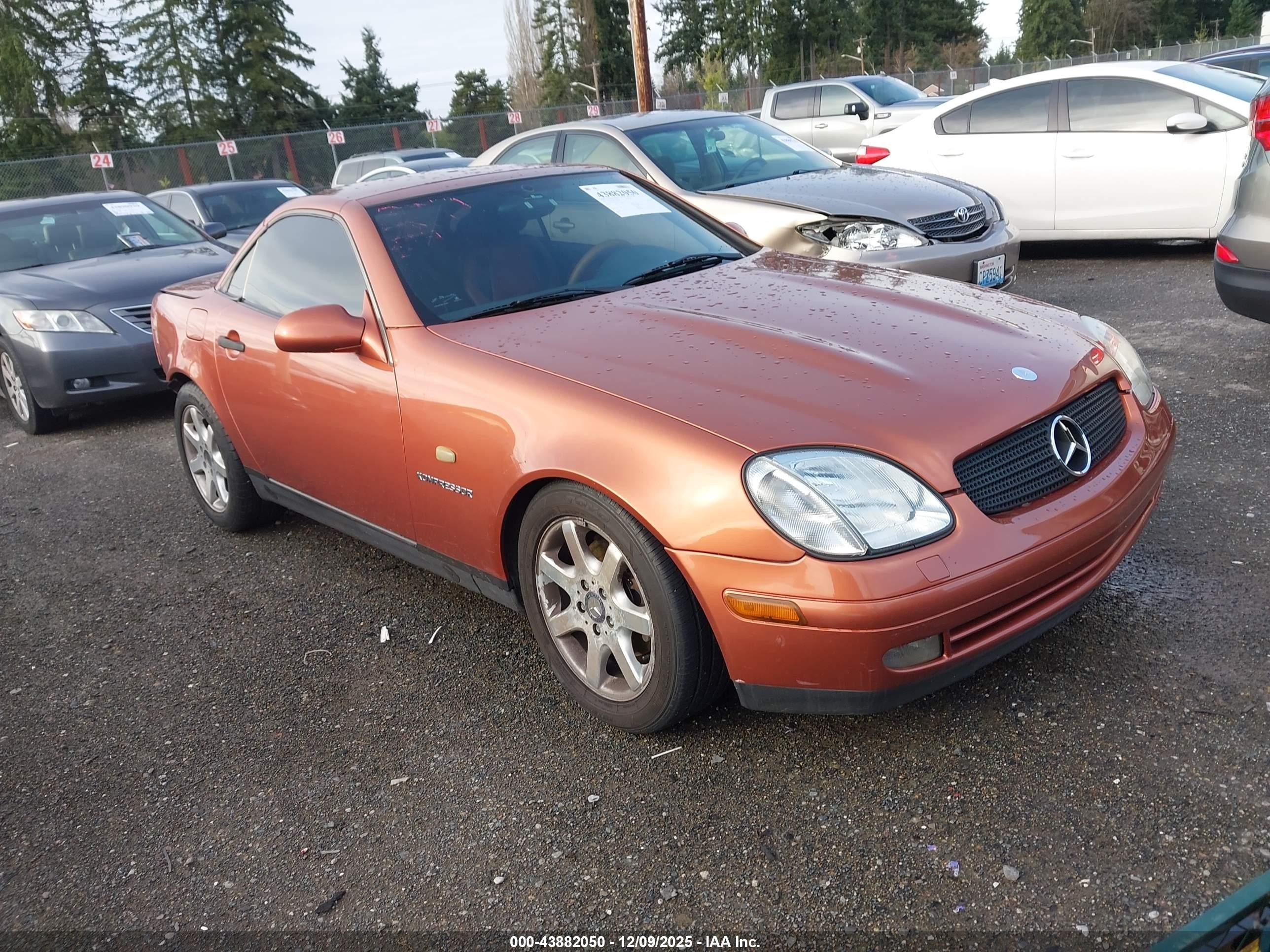 2000 Mercedes-Benz SLK 230 Kompressor, VIN WDBKK47F8YF145329 — Rear end