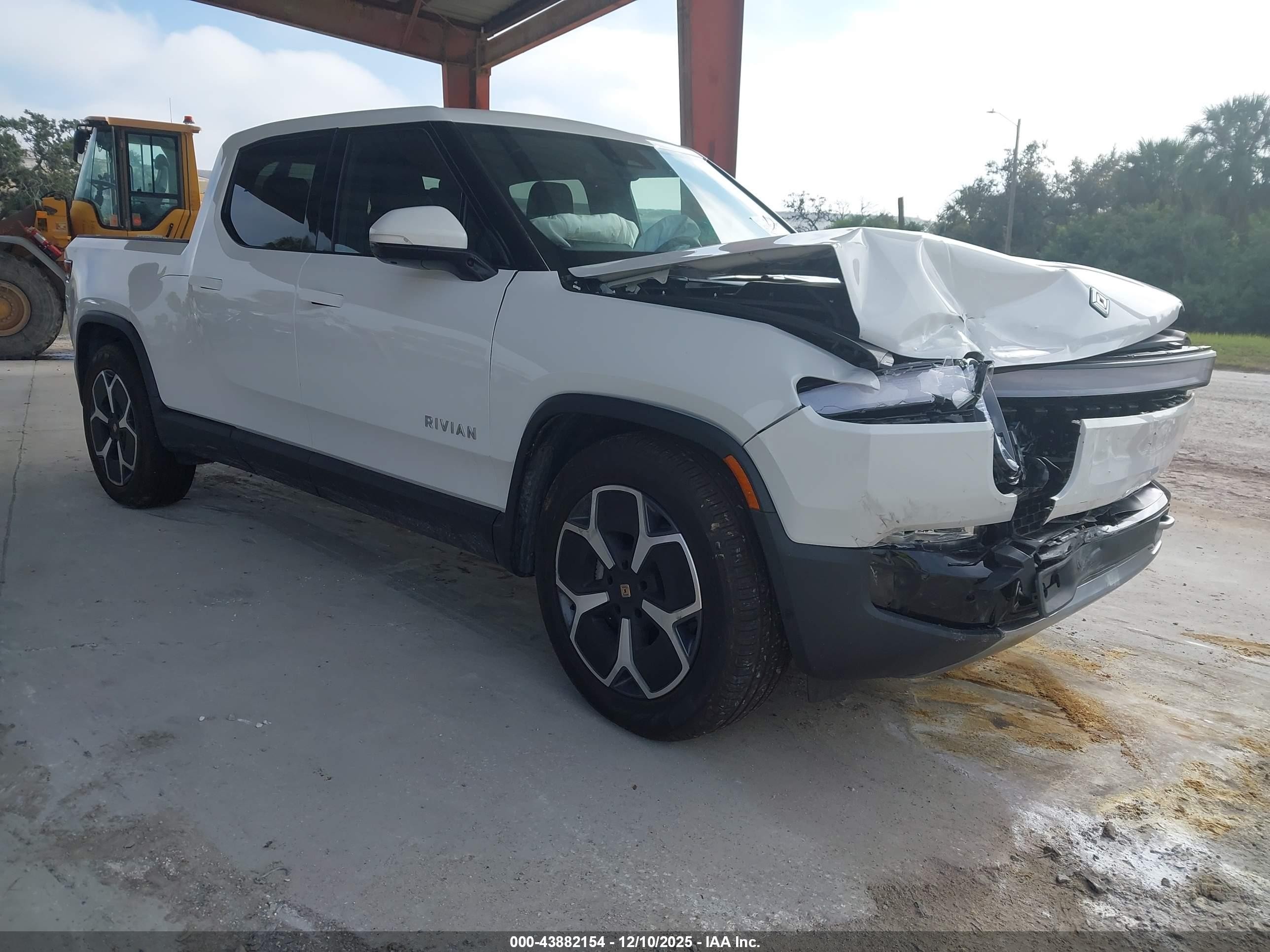2024 Rivian R1T Adventure, VIN 7FCTGBAA1RN032395 — All over