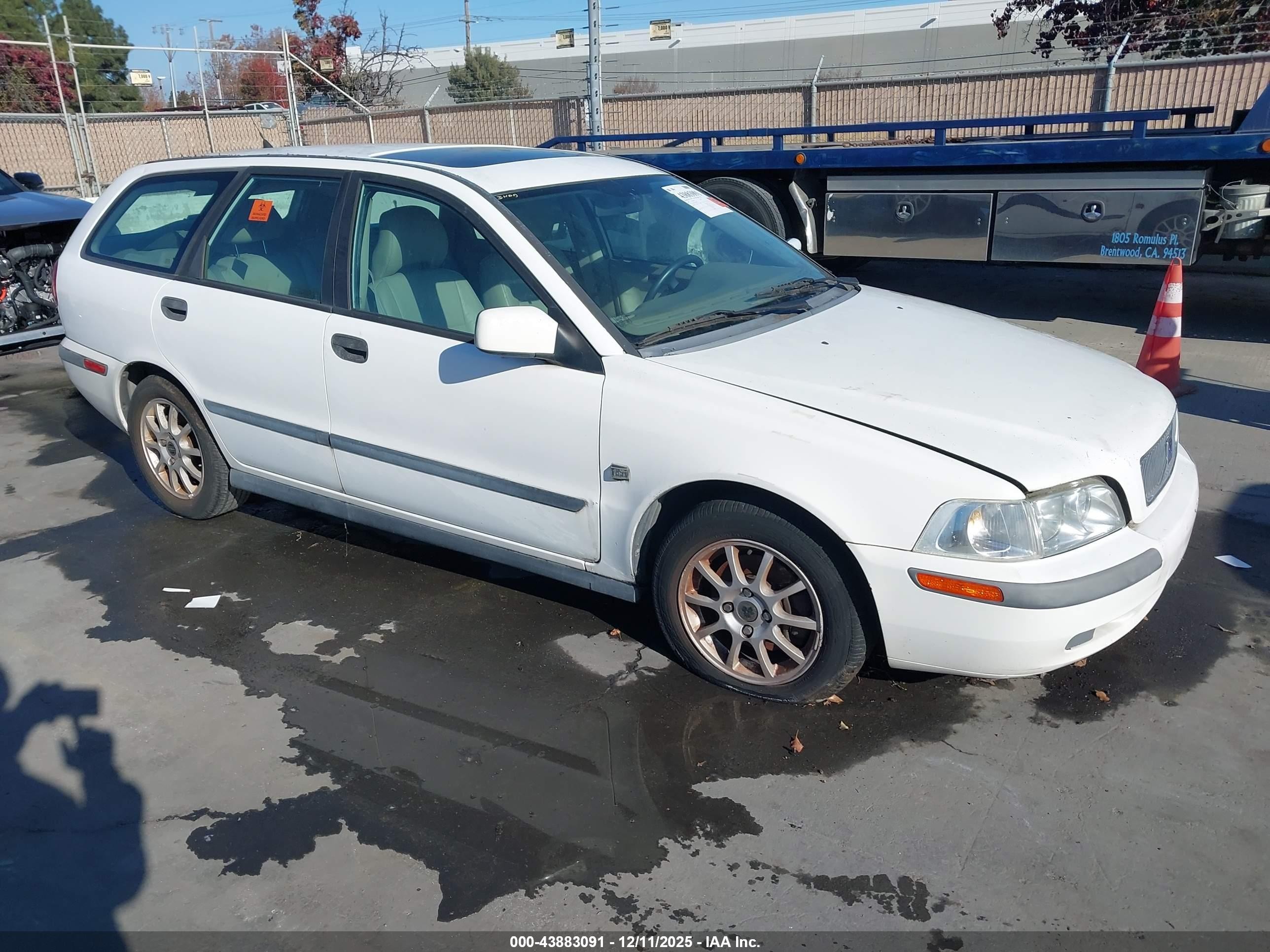2001 Volvo V40, VIN YV1VW29561F616597 — Перед