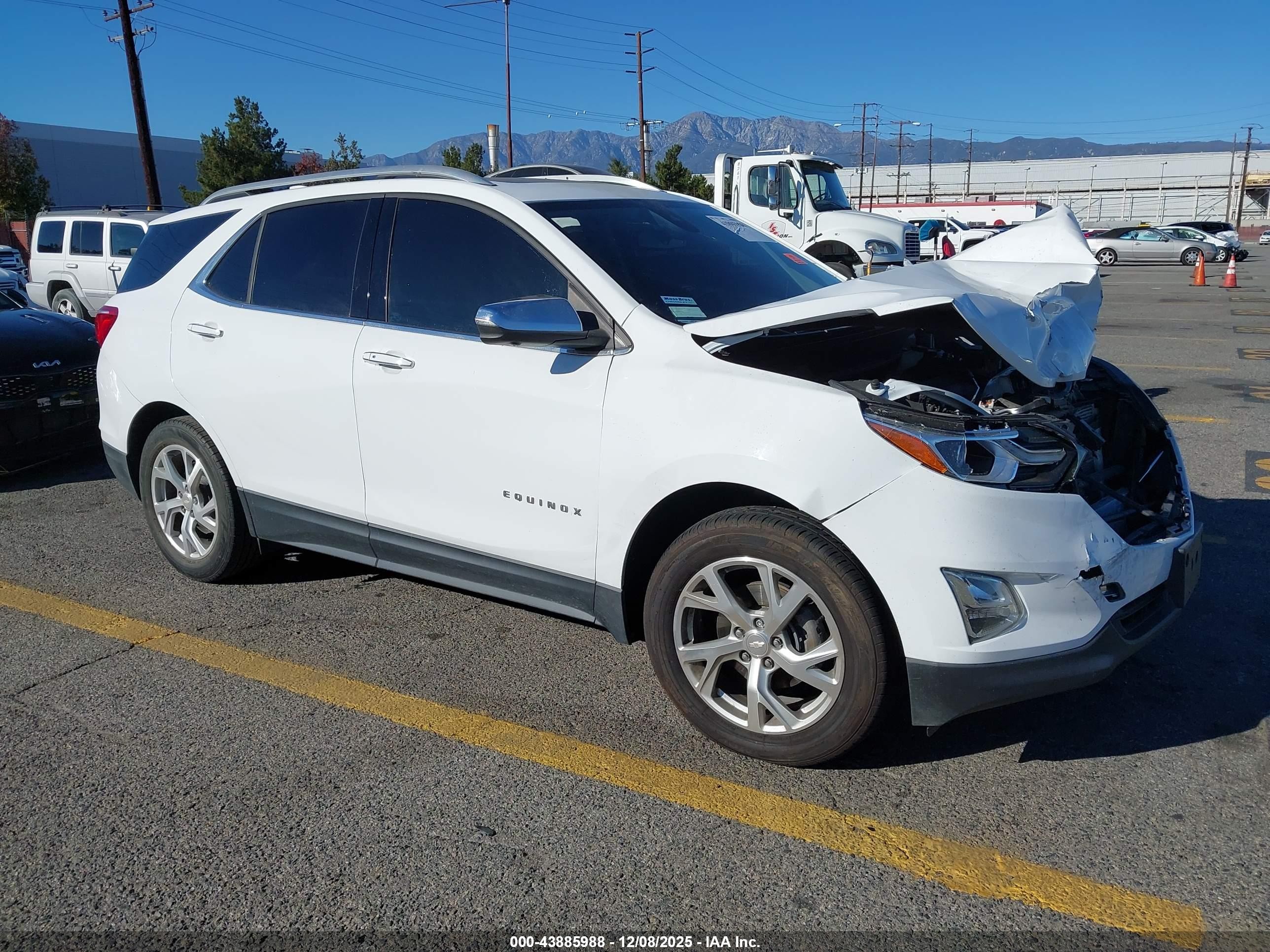 2020 Chevrolet Equinox Premier, VIN 3GNAXNEV9LS714909 — Front end