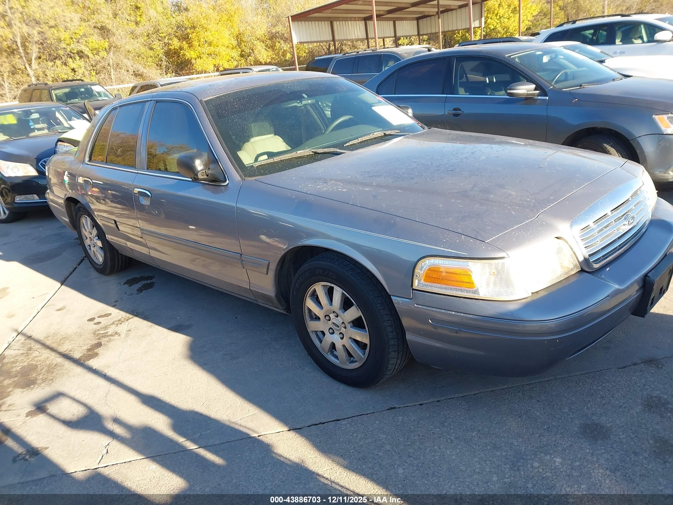 2006 Ford Crown Victoria LX, VIN 2FAFP74W36X132313 — Side