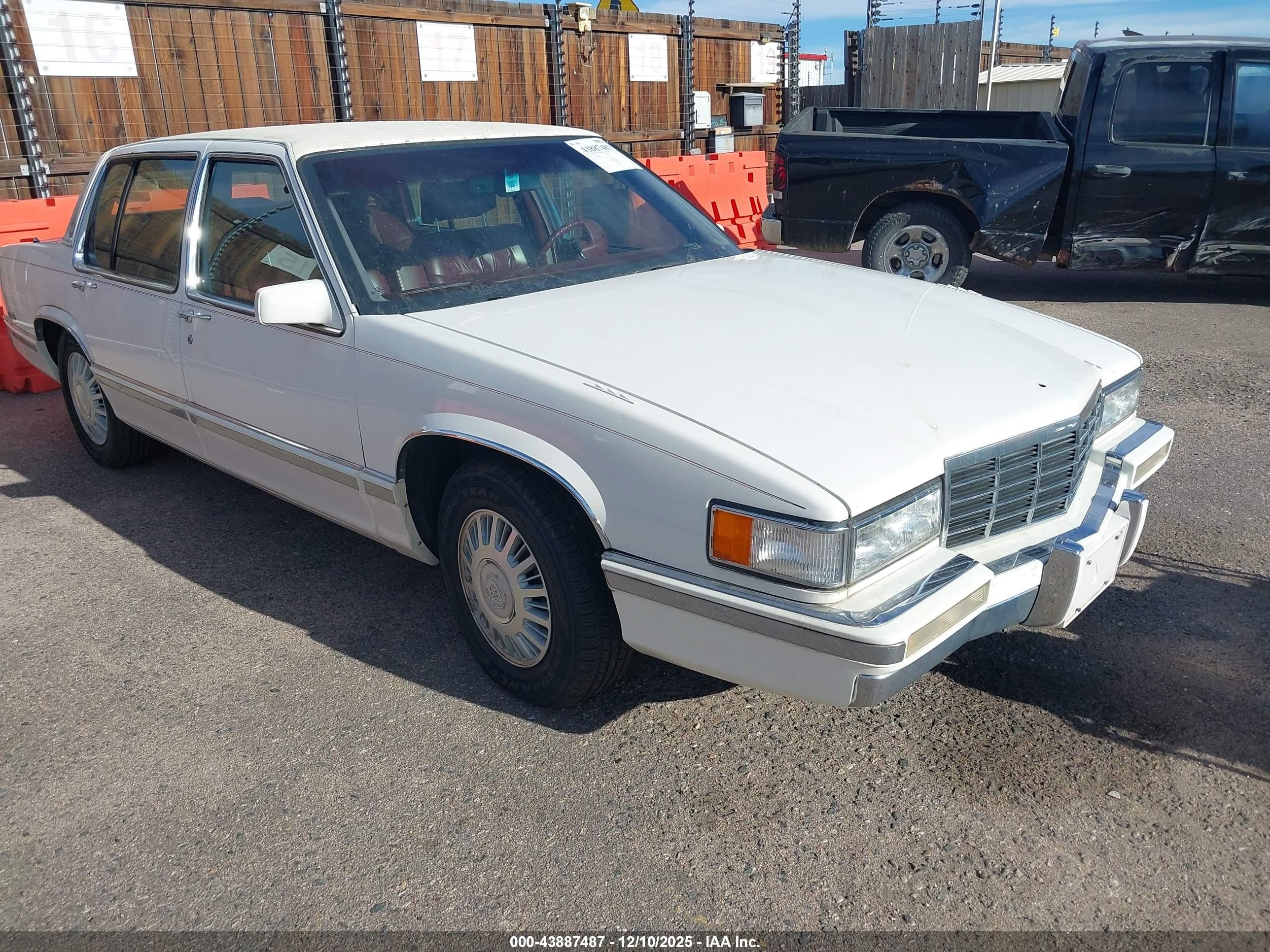 1993 Cadillac DeVille, VIN 1G6CD53B0P4216383 — Перед