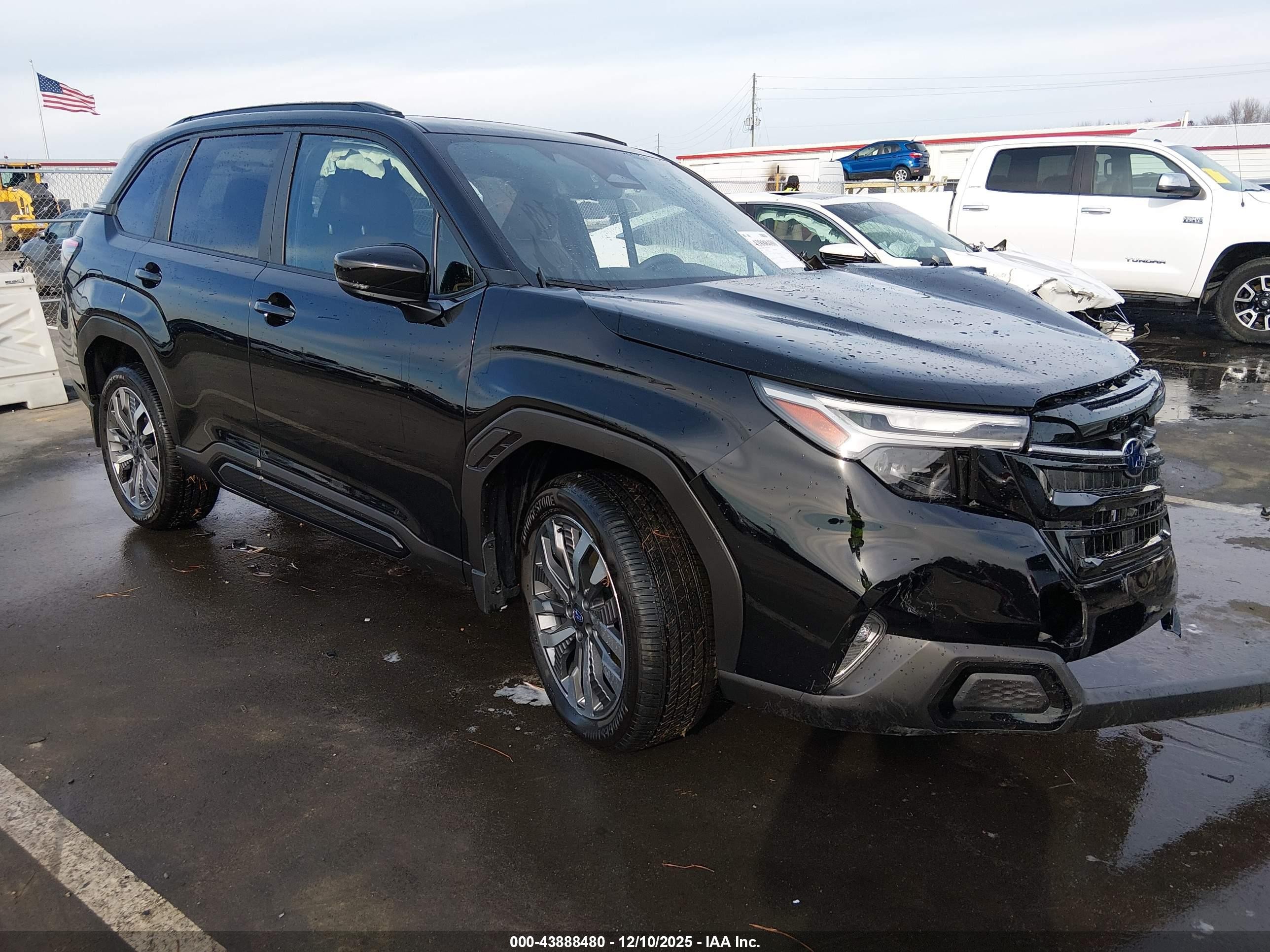 2025 Subaru Forester Touring, VIN JF2SLDTC9SH495852 — Перед