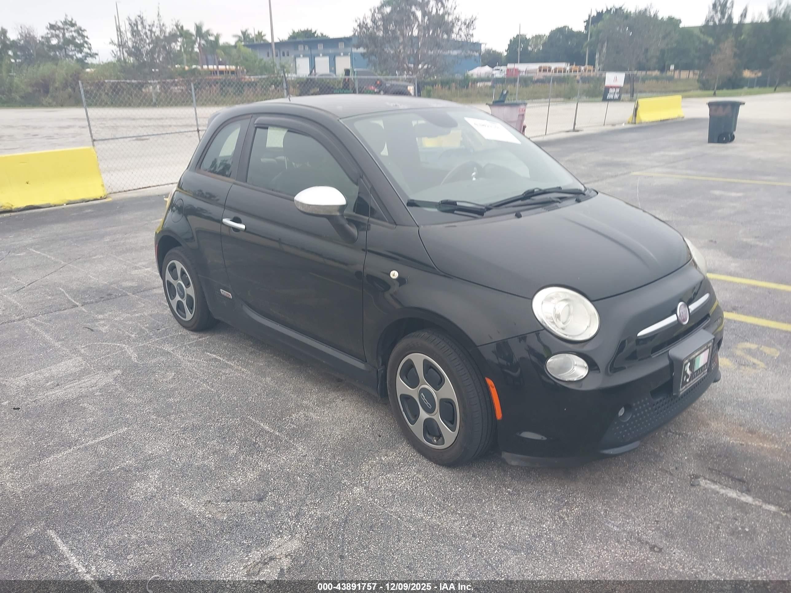2015 FIAT 500e, VIN 3C3CFFGE6FT527430 — Normal wear