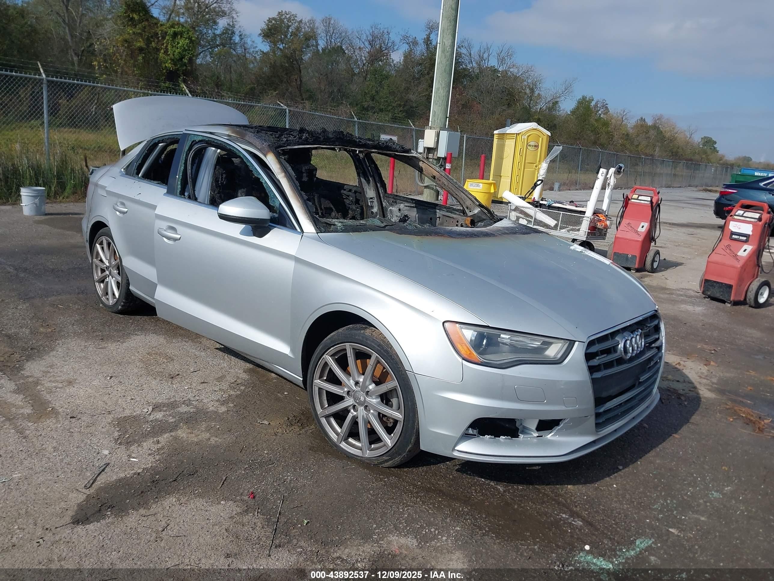 2015 Audi A3 Premium, VIN WAUBFGFF0F1003086 — Пожар в салоне