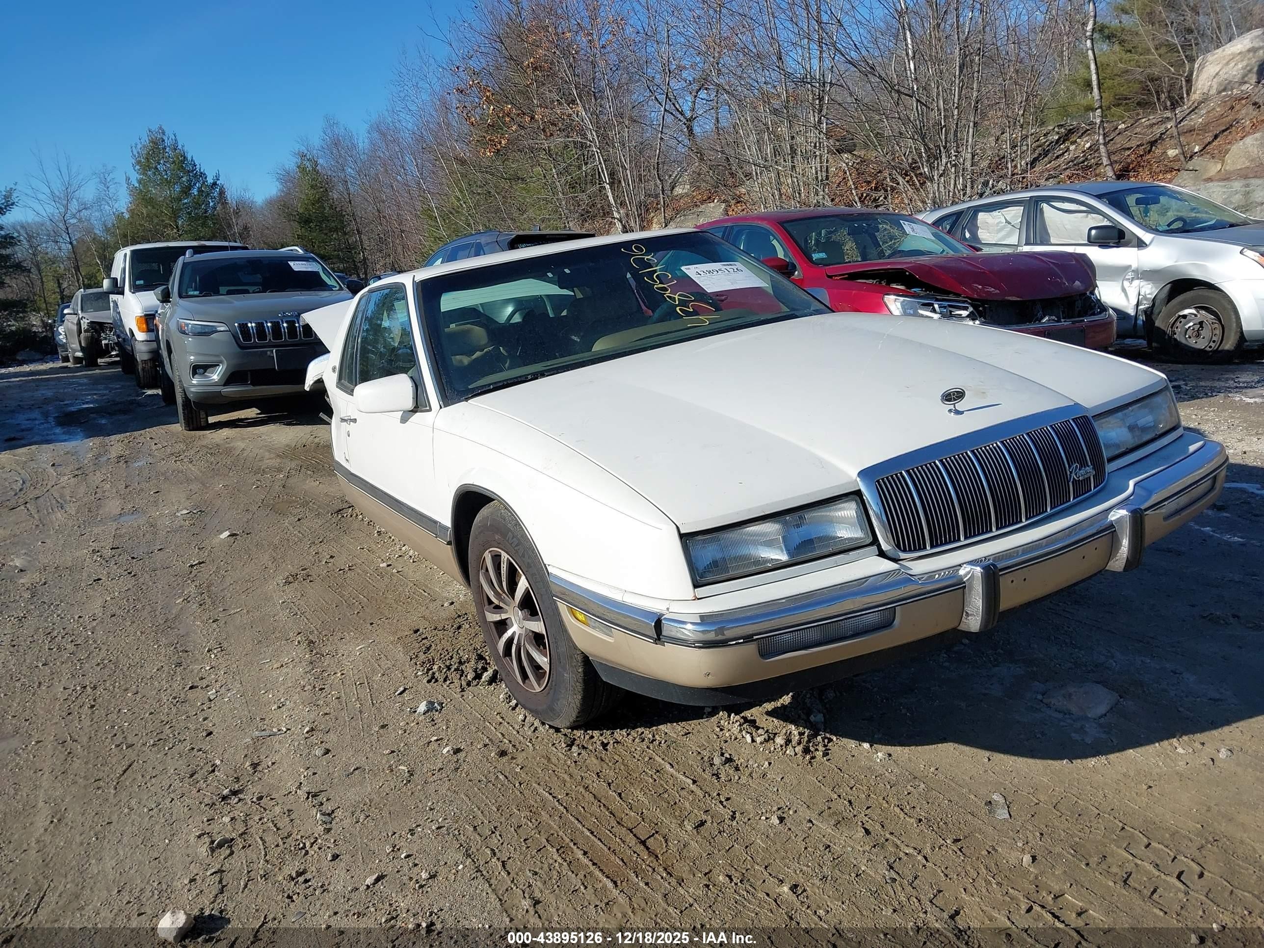 1992 Buick Riviera, VIN 1G4EZ13L5NU409274 — Rear end