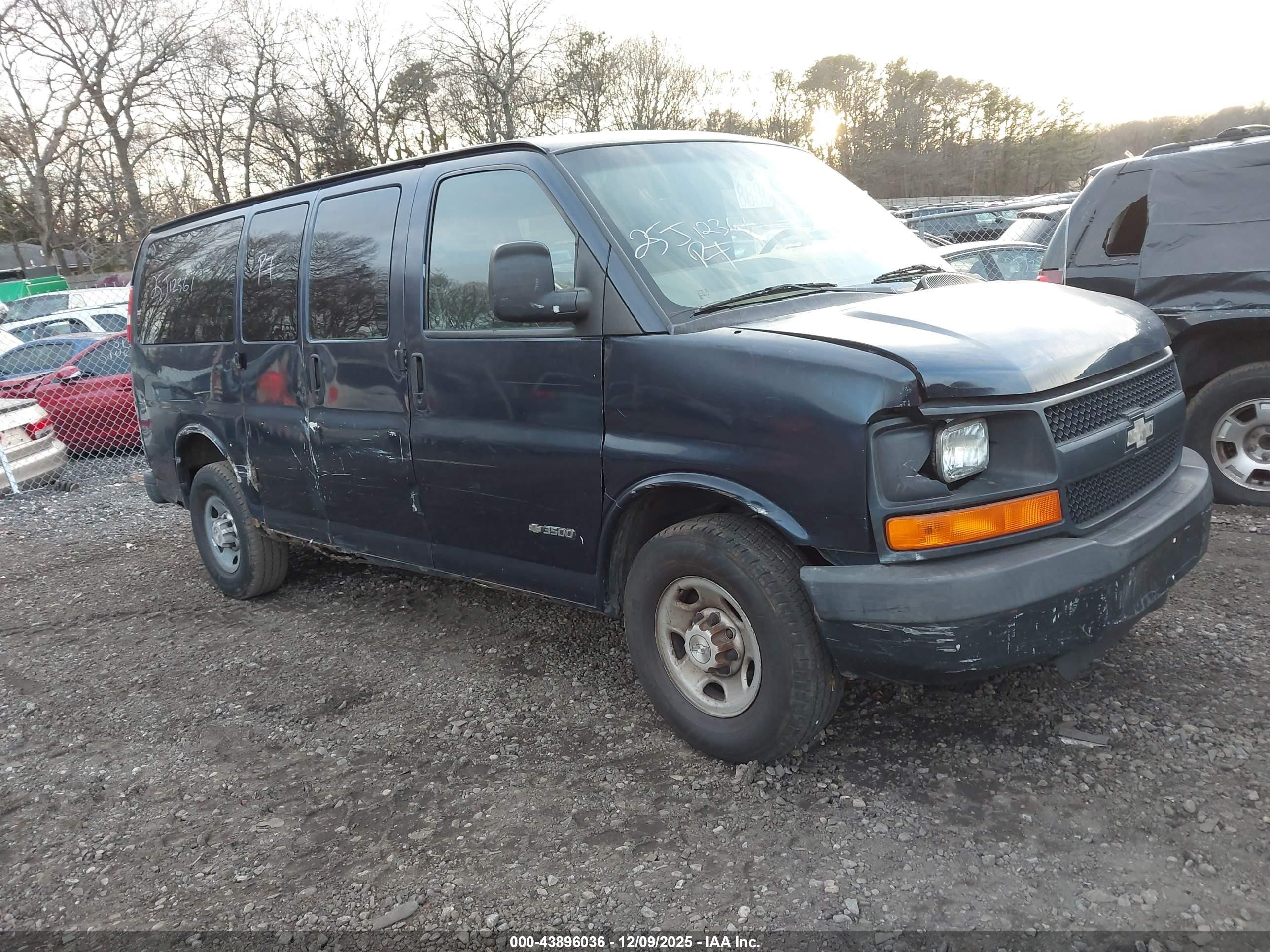 2006 Chevrolet Express Passenger, VIN 1GAHG35U861113220 — Side