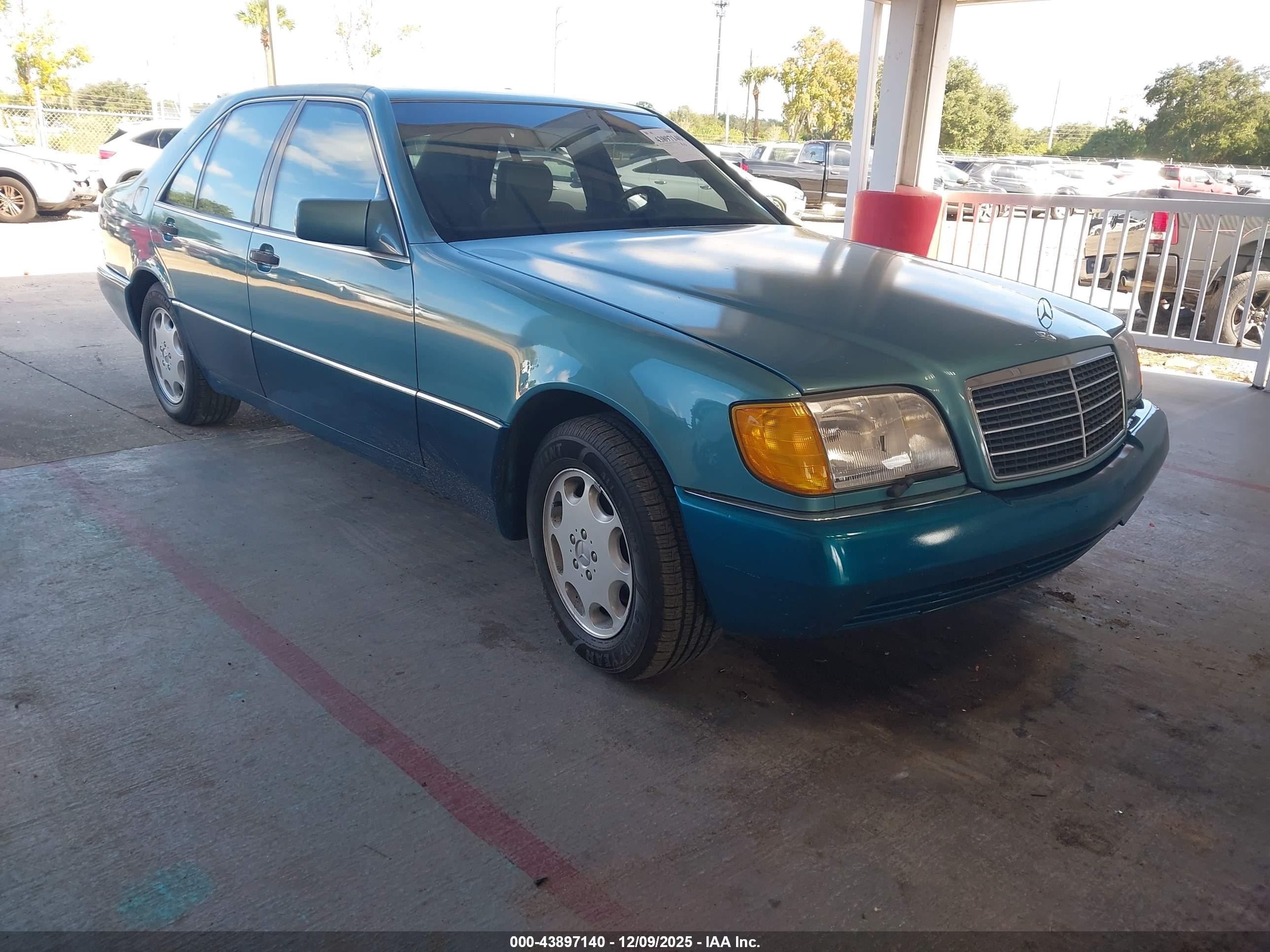 1992 Mercedes-Benz 400, VIN WDBGA42E3NA047955 — Rear end