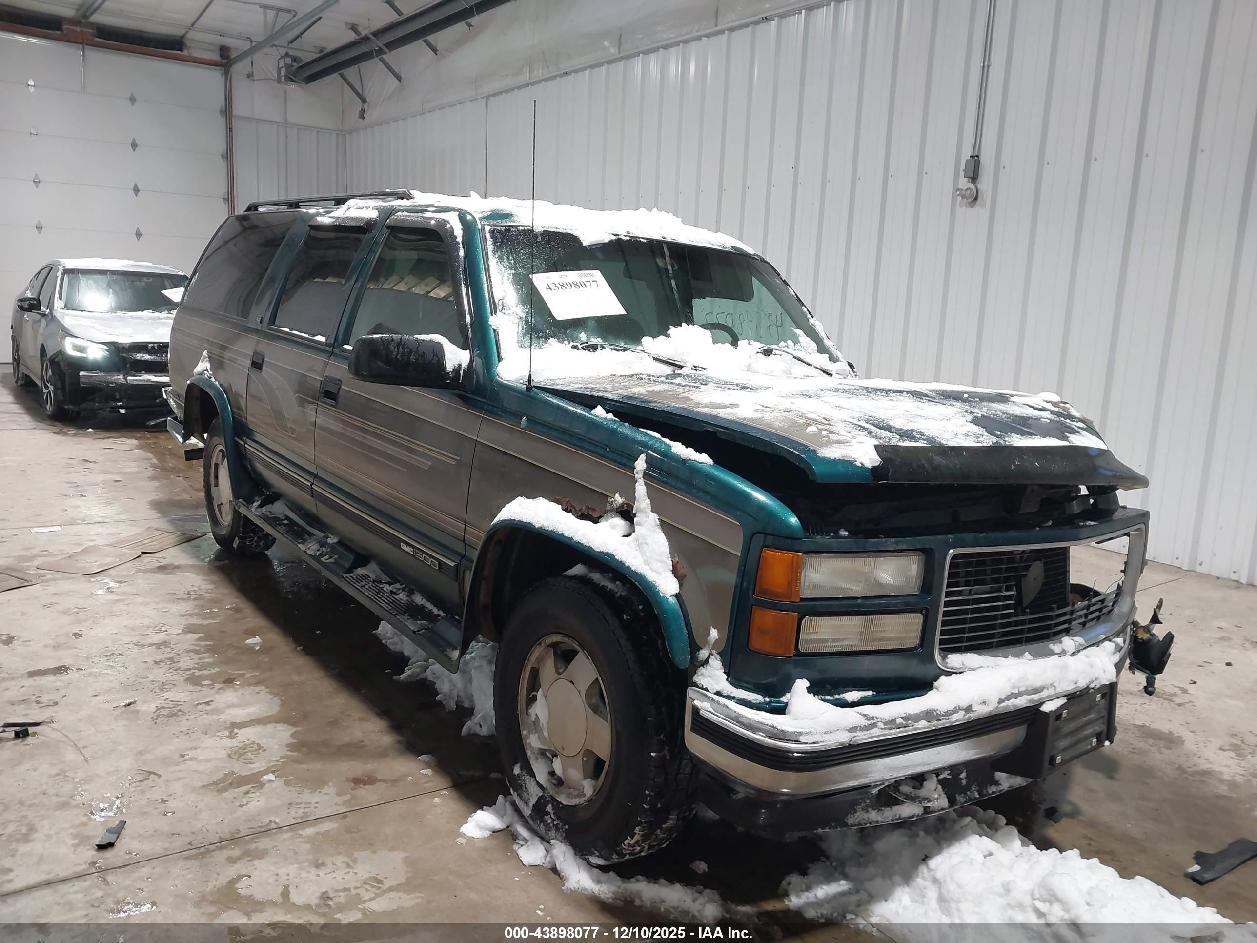 1996 GMC Suburban, VIN 3GKFK16R3TG511982 — Front end
