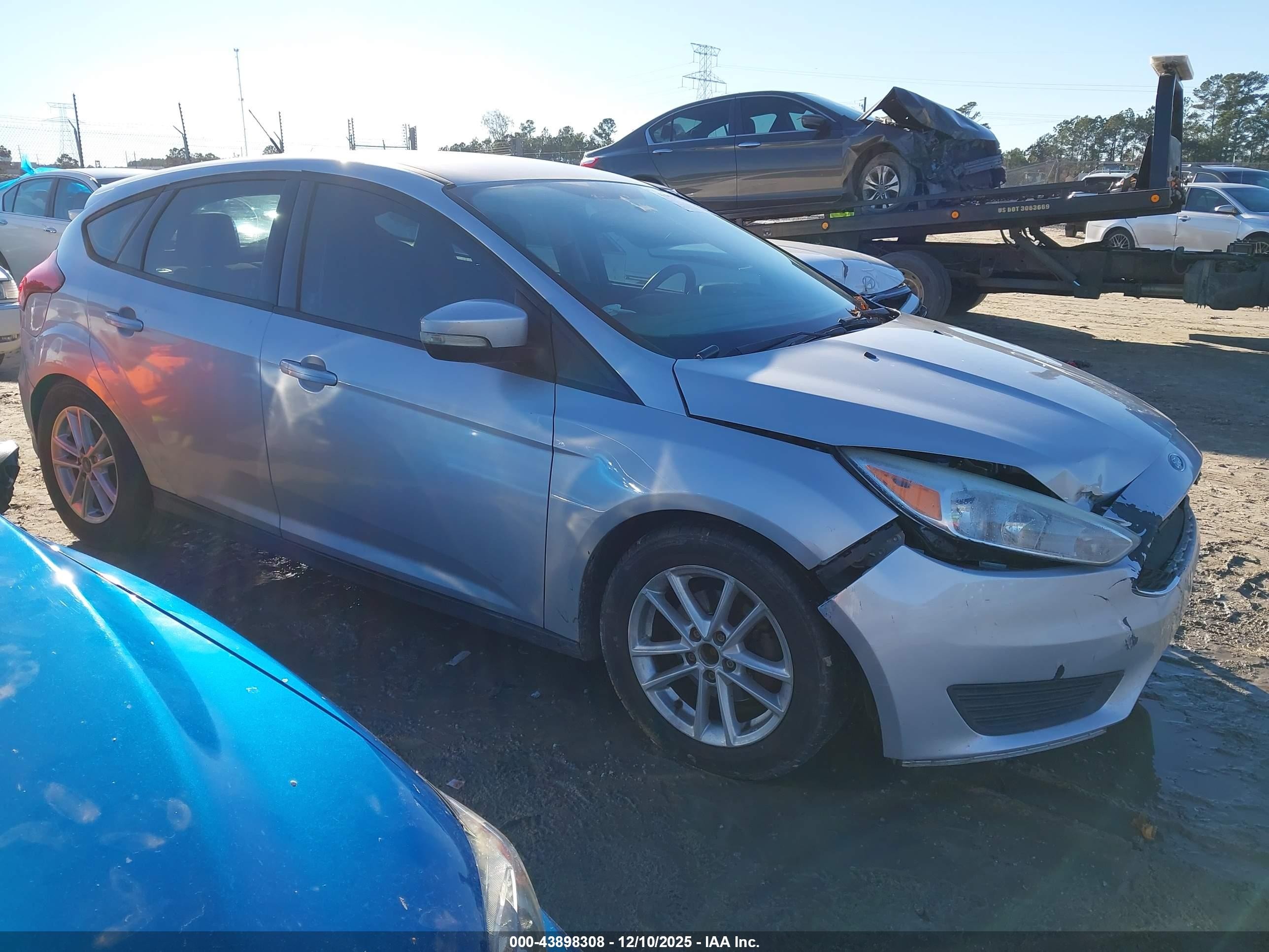 2016 Ford Focus SE, VIN 1FADP3K25GL235117 — Front end
