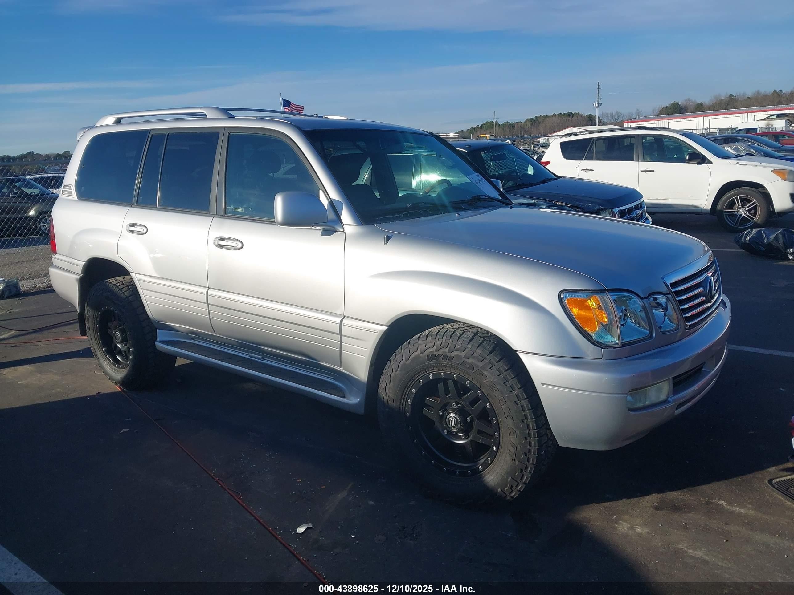 2007 Lexus LX 470, VIN JTJHT00W074024426 — Front end