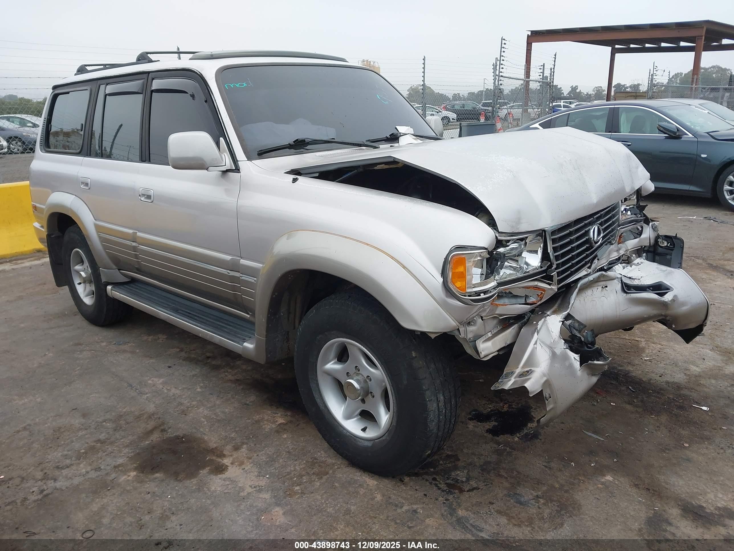 1997 Lexus LX 450, VIN JT6HJ88J1V0154582 — Front end