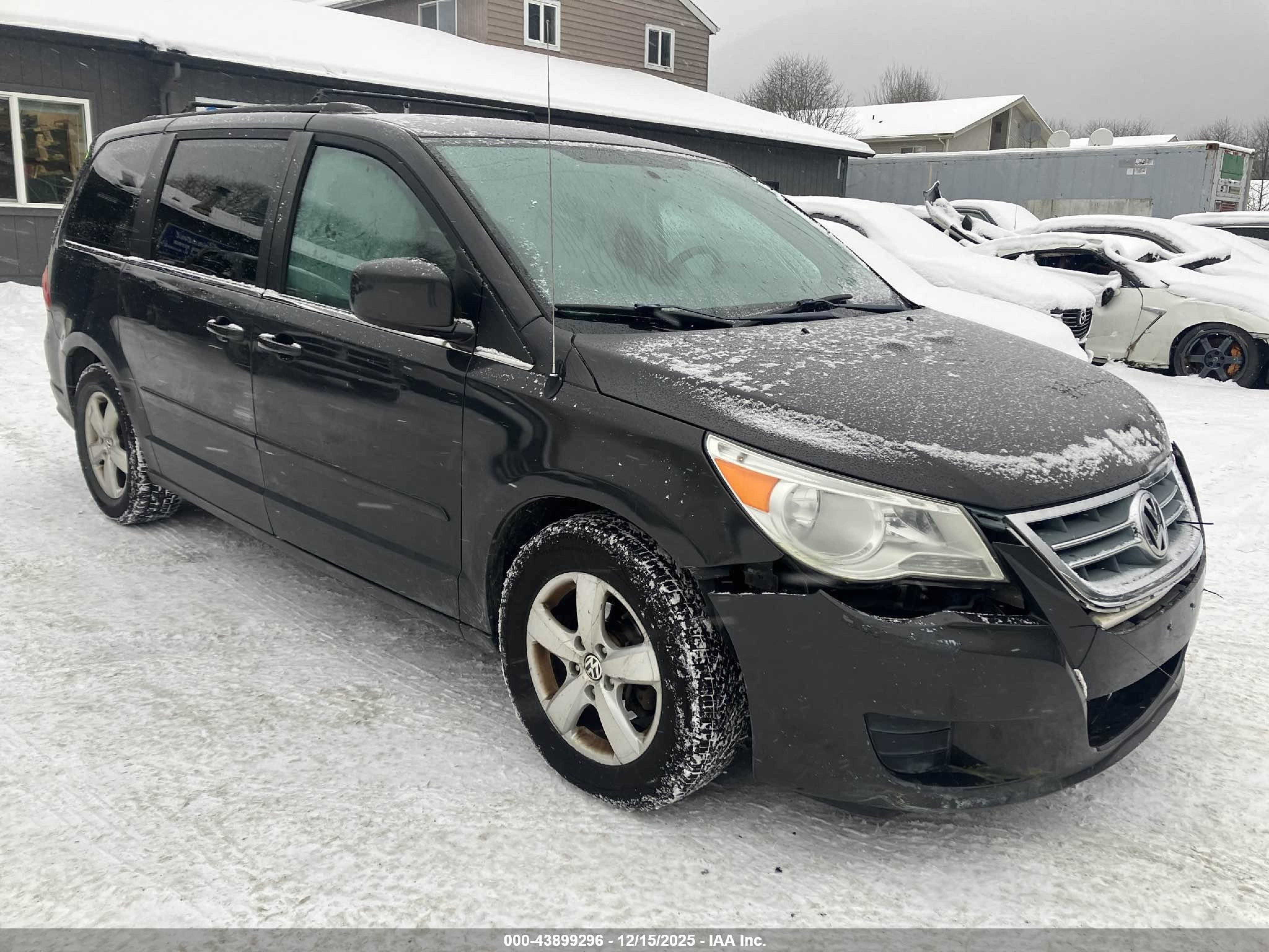 2011 Volkswagen Routan SEL, VIN 2V4RW5DGXBR805271 — Front end