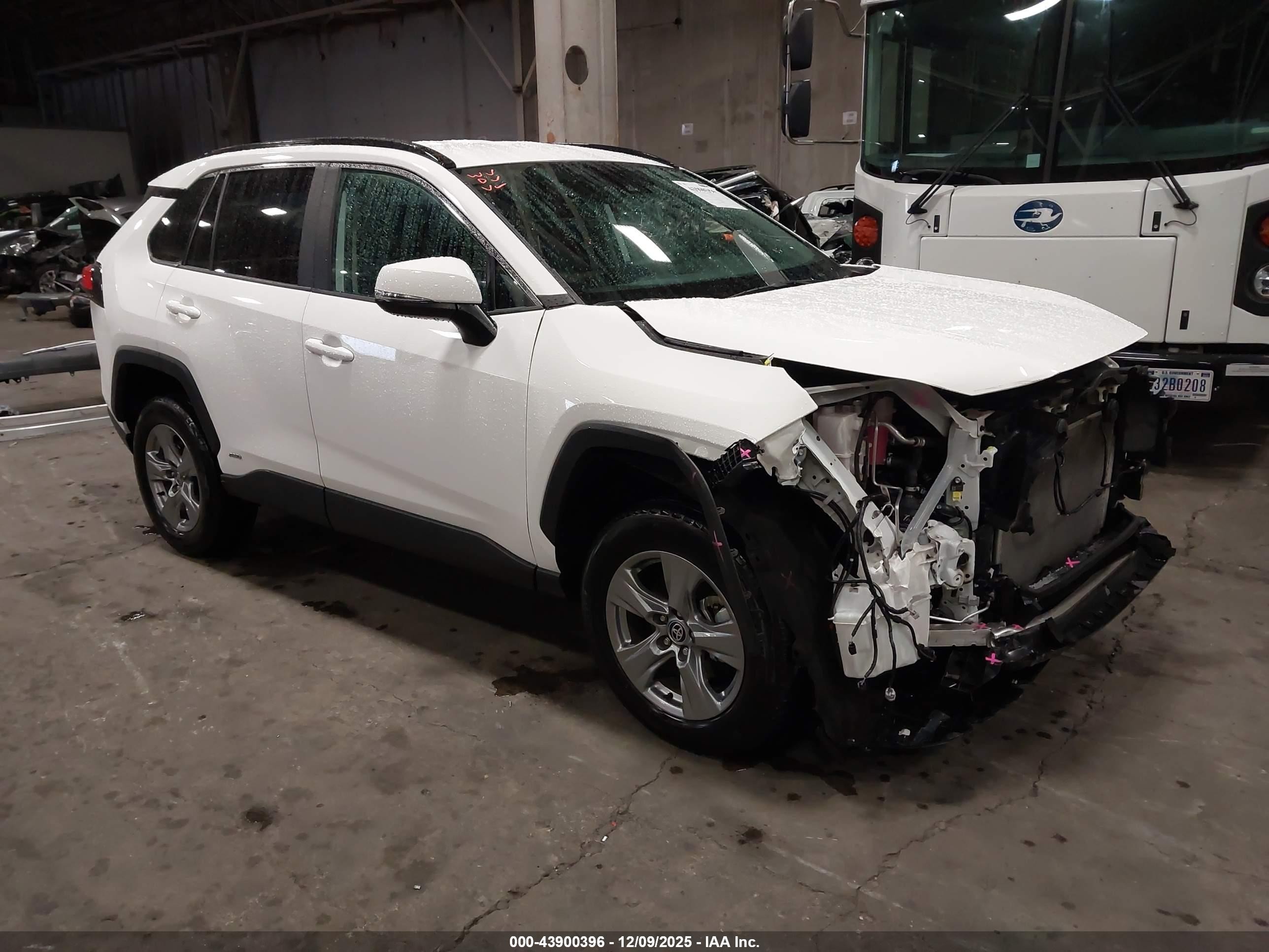 2025 Toyota RAV4 Hybrid XLE, VIN 2T3RWRFV5SW255240 — Перед