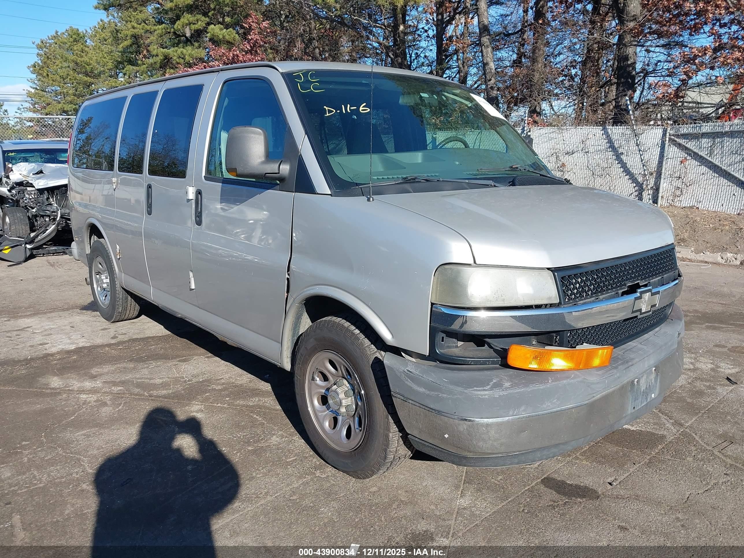 2009 Chevrolet Express 1500, VIN 1GNFG154291148138 — Front end