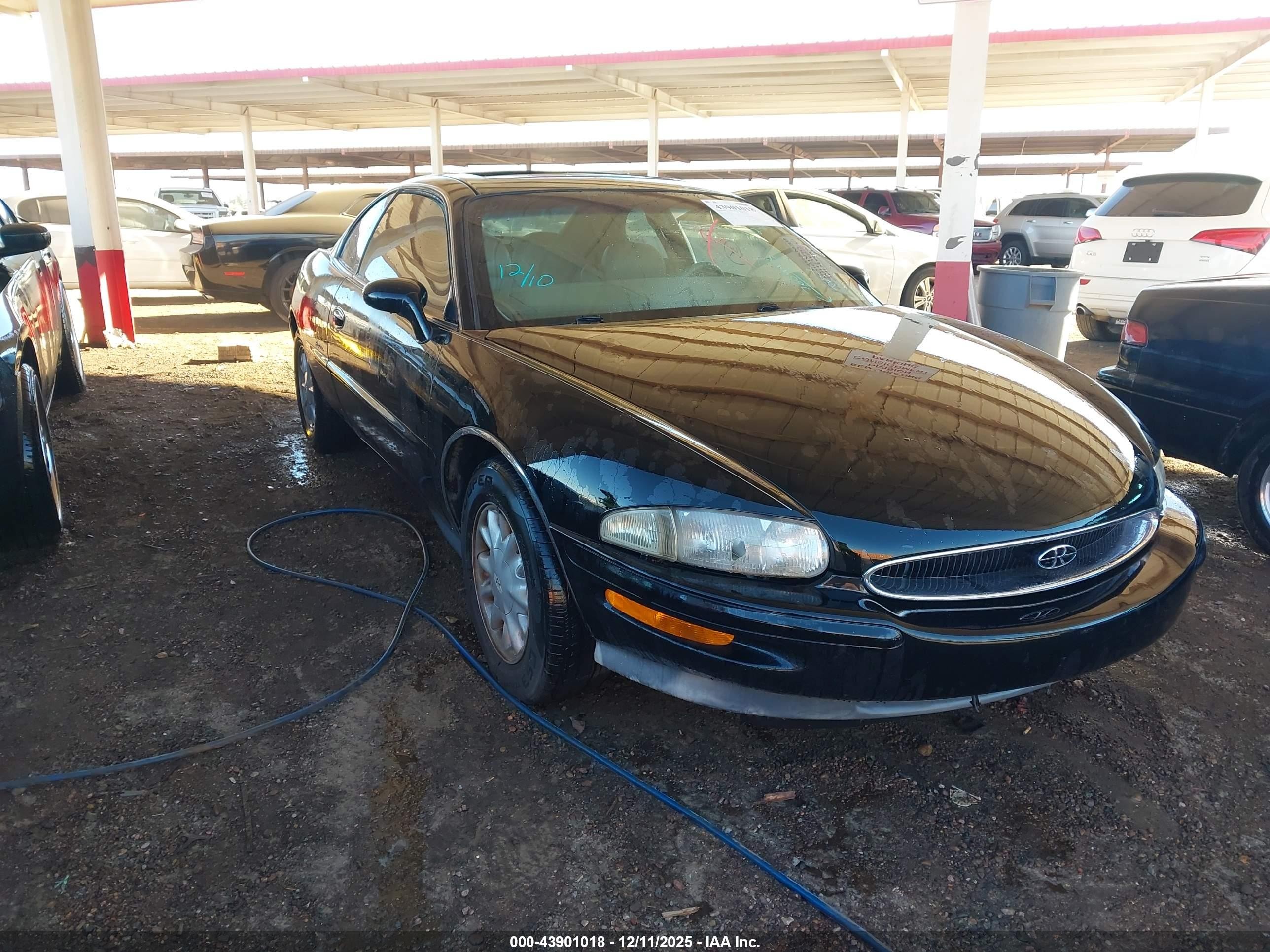 1997 Buick Riviera, VIN 1G4GD2216V4700993 — Normal wear