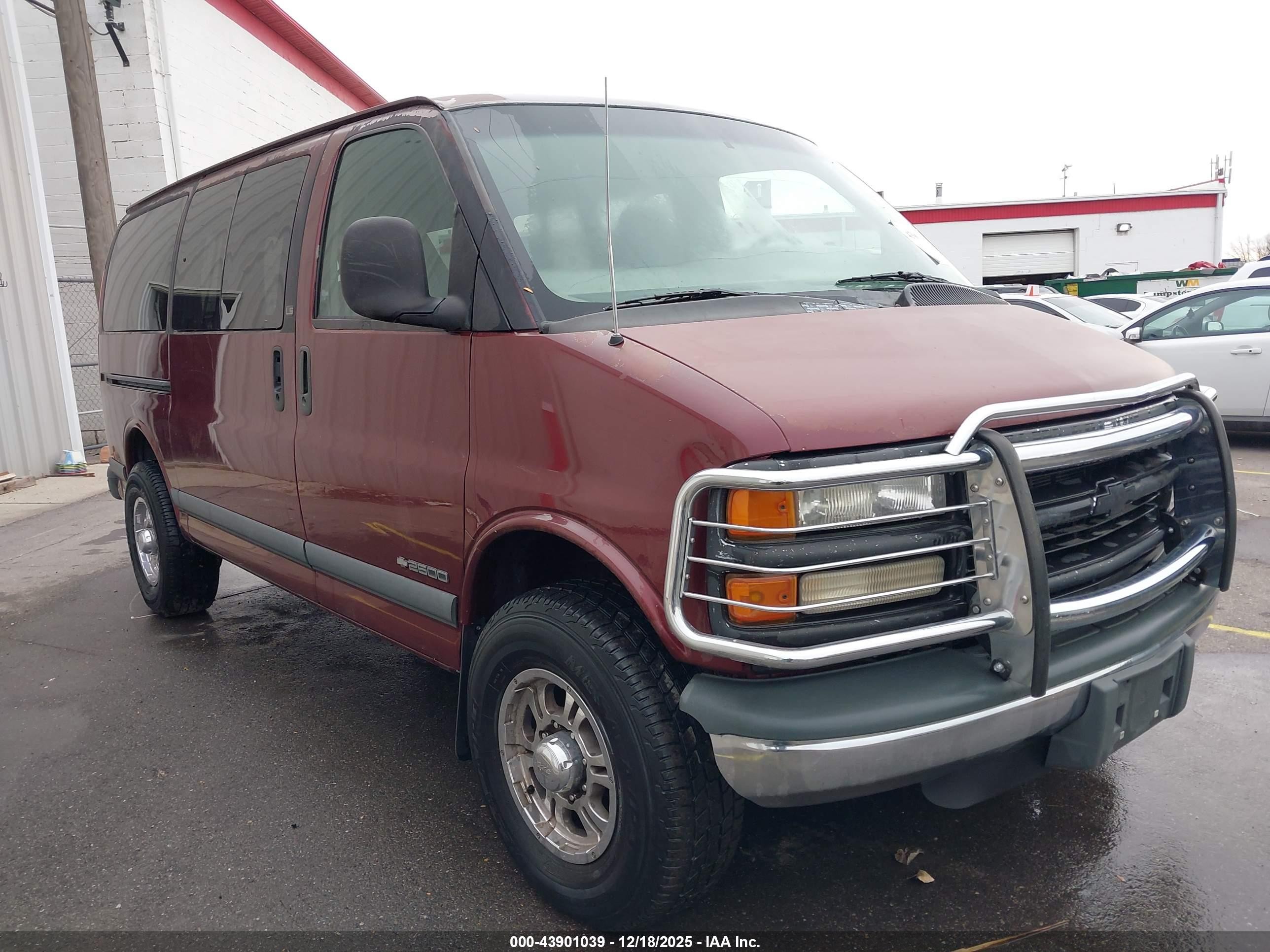 1998 Chevrolet Express, VIN 1GNGG25R8W1052905 — Rear end