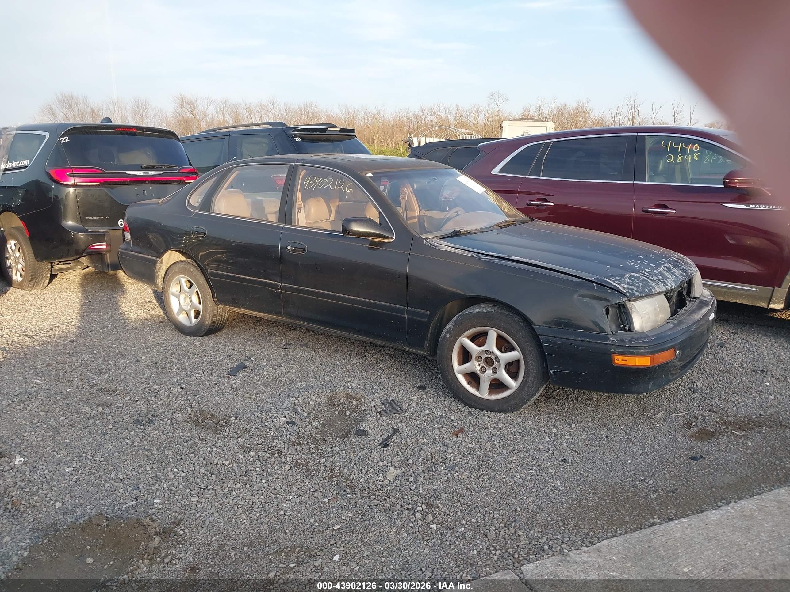 1995 Toyota Avalon XL, VIN 4T1GB10E6SU043002 — Front end