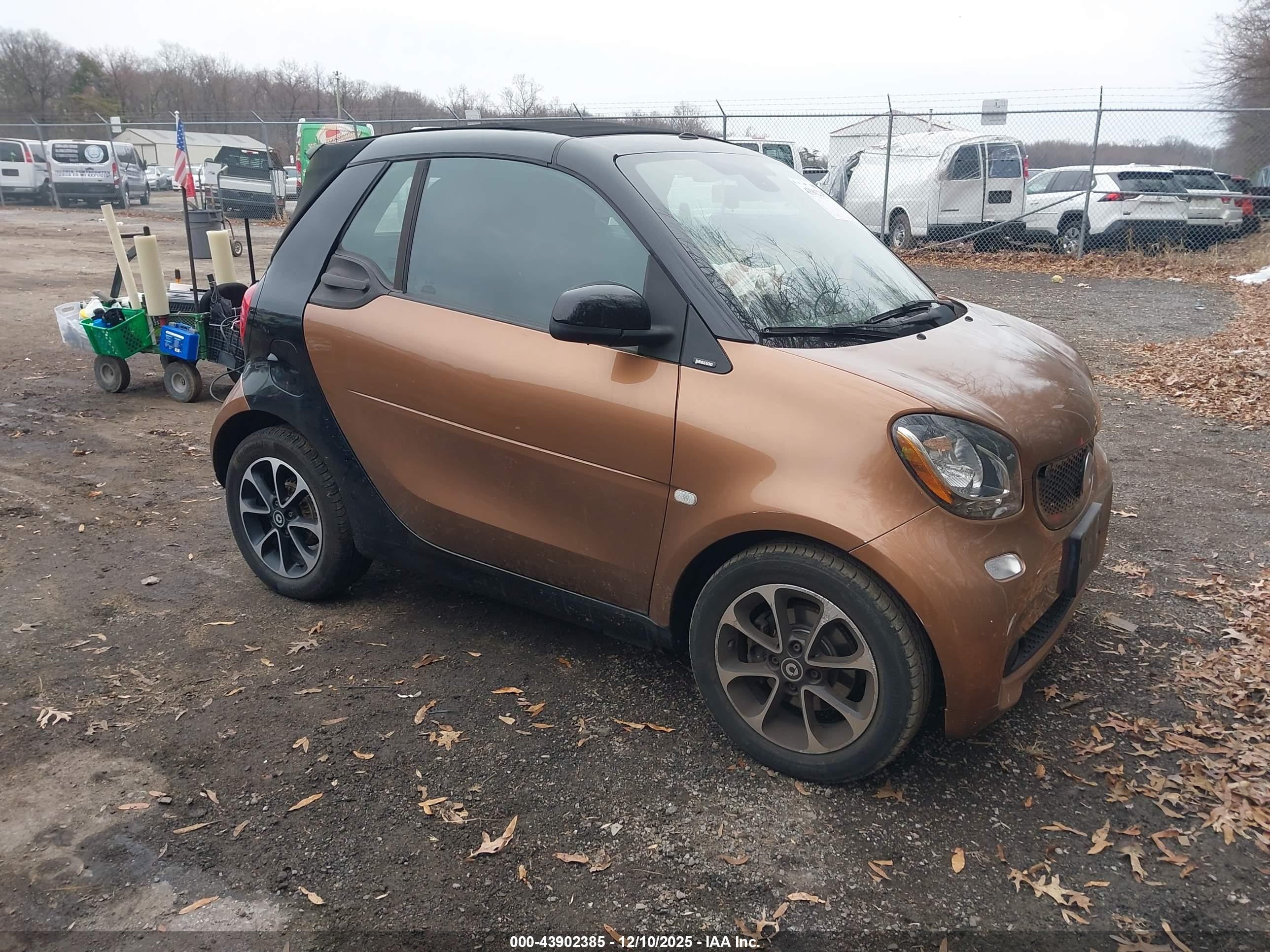 2017 Smart fortwo Passion, VIN WMEFK5DA9HK152980 — Side
