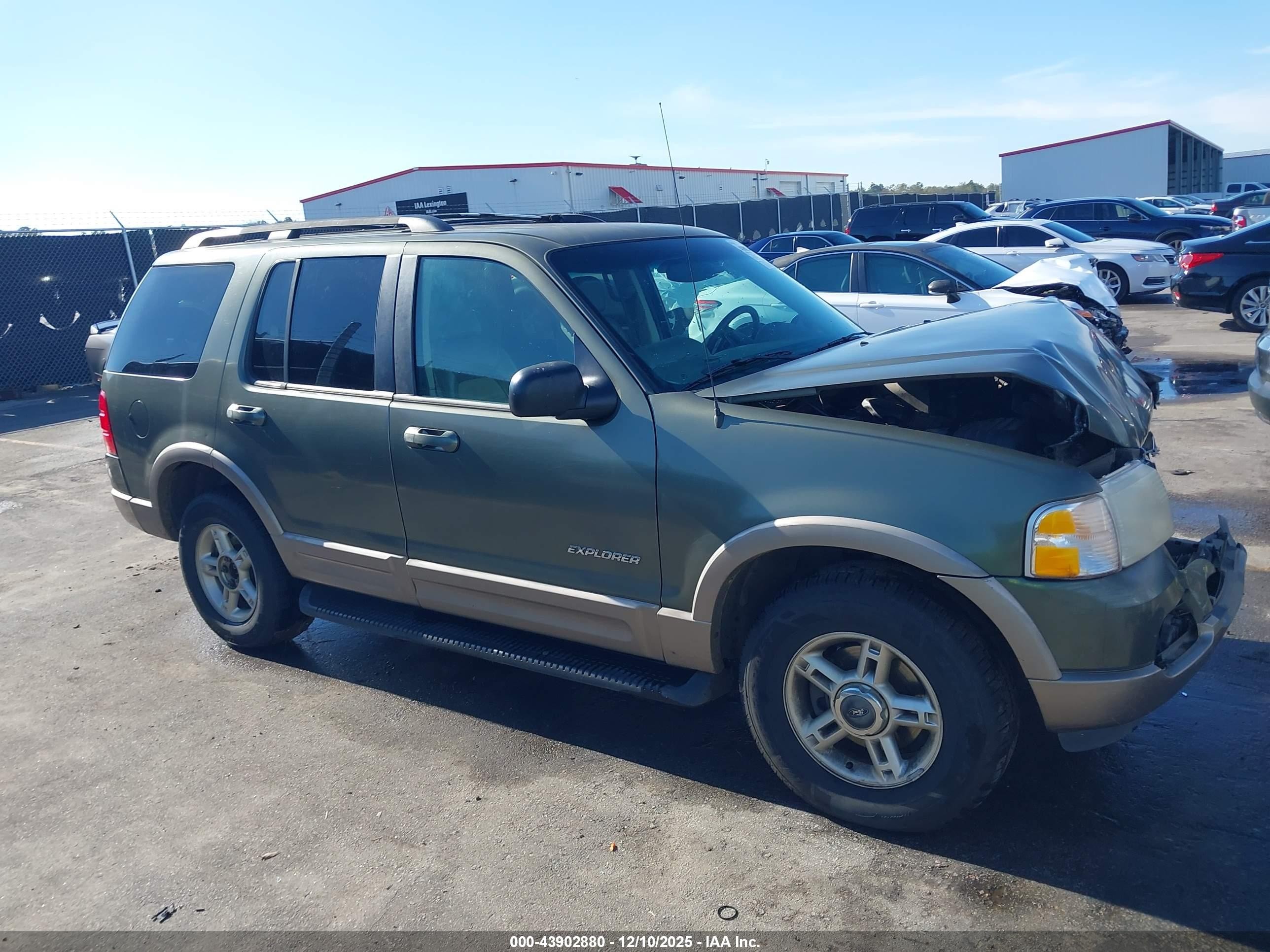 2002 Ford Explorer Eddie Bauer, VIN 1FMDU74E02UA19014 — Front end