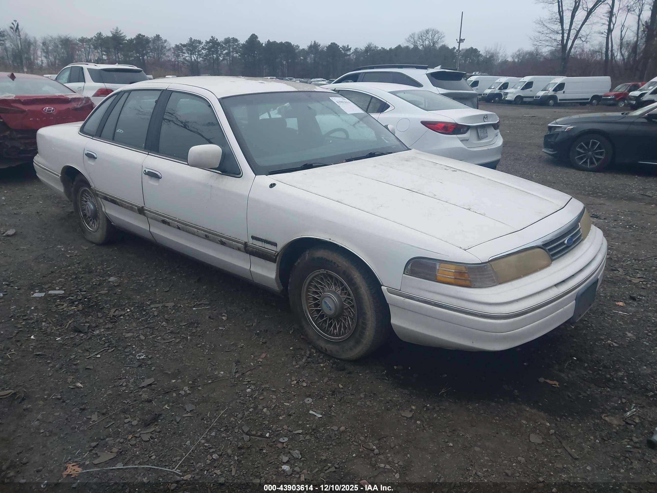 1994 Ford Crown Victoria LX, VIN 2FALP74W8RX188447 — Normal wear