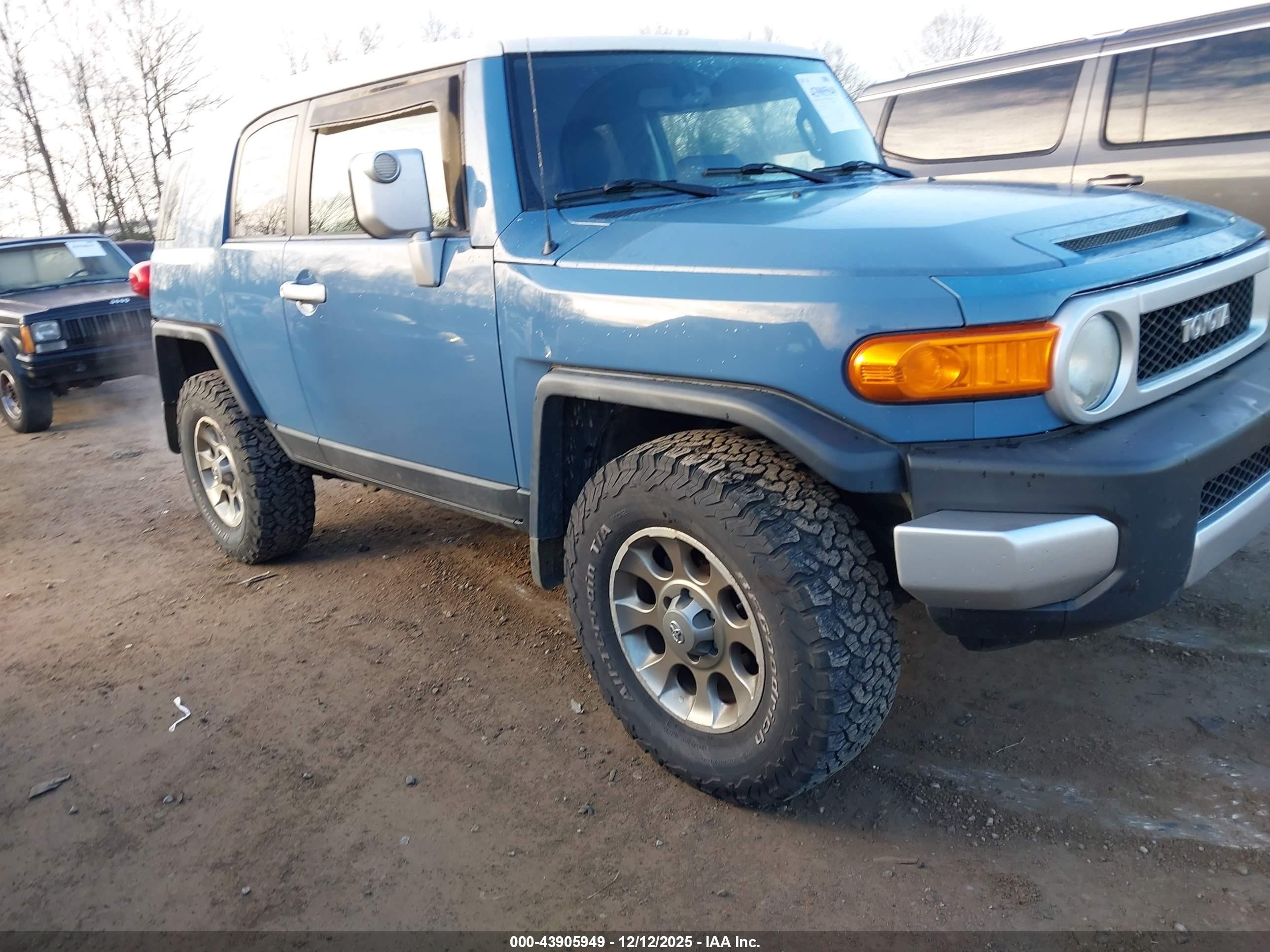 2012 Toyota FJ Cruiser, VIN JTEBU4BF2CK123227 — Rear end