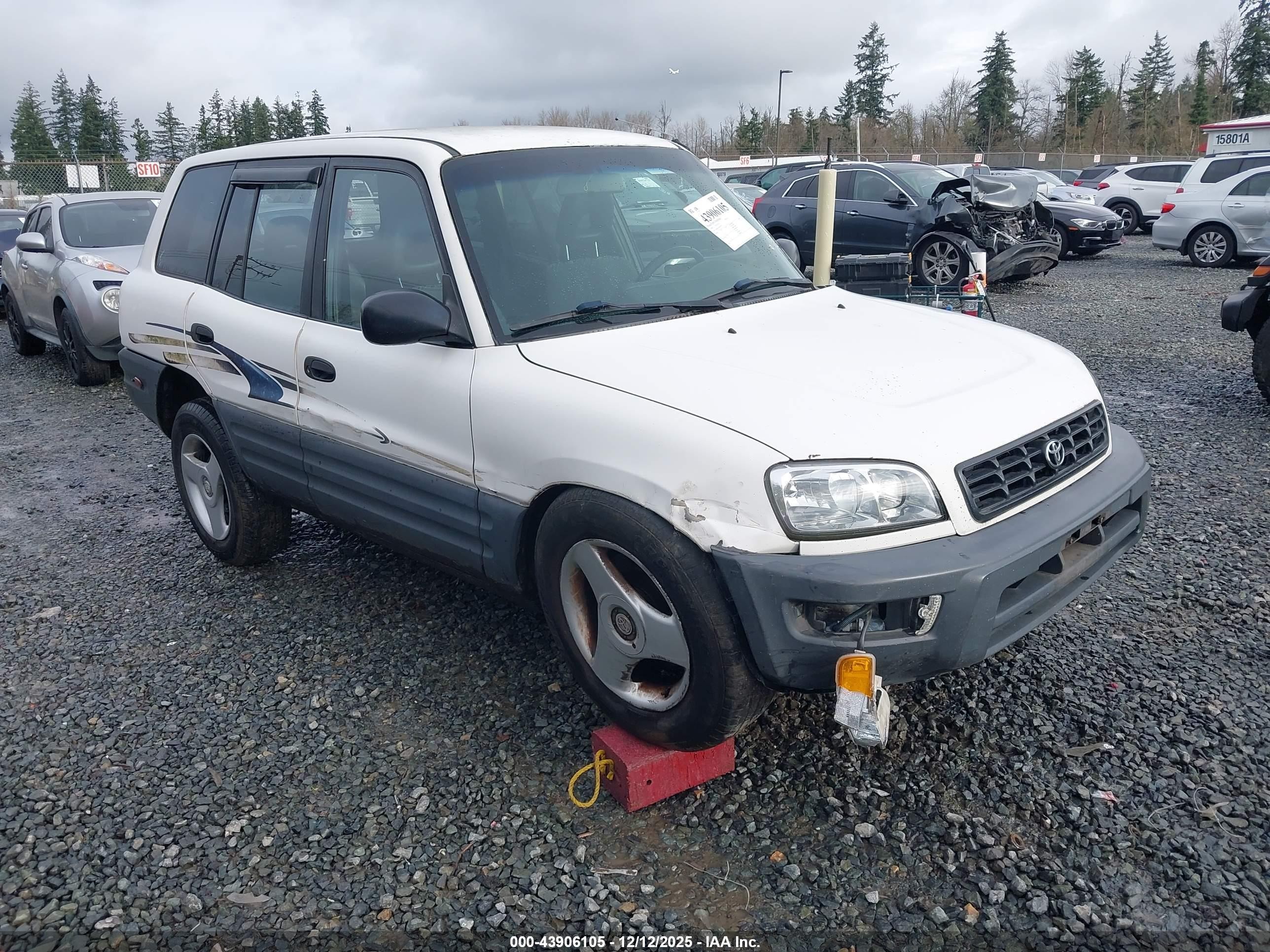 1998 Toyota RAV4, VIN JT3HP10V0W7079710 — Front end