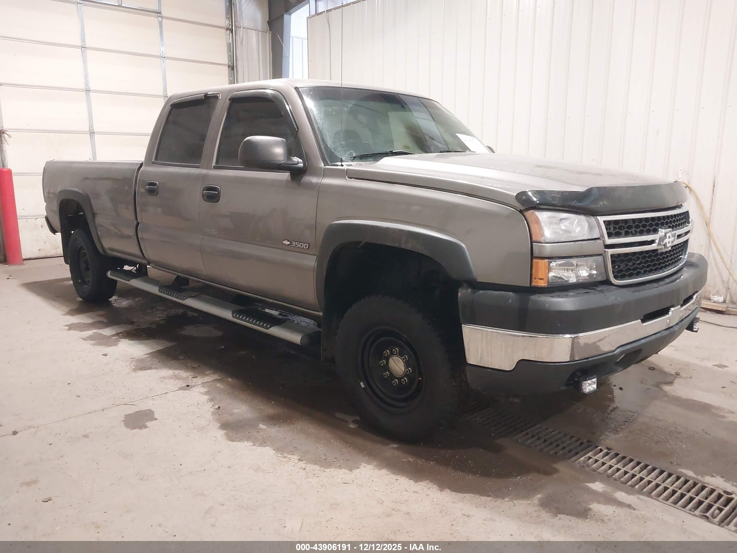 2007 Chevrolet Silverado 3500 SRW LS, VIN 1GCHK33U87F200936 — Engine fire