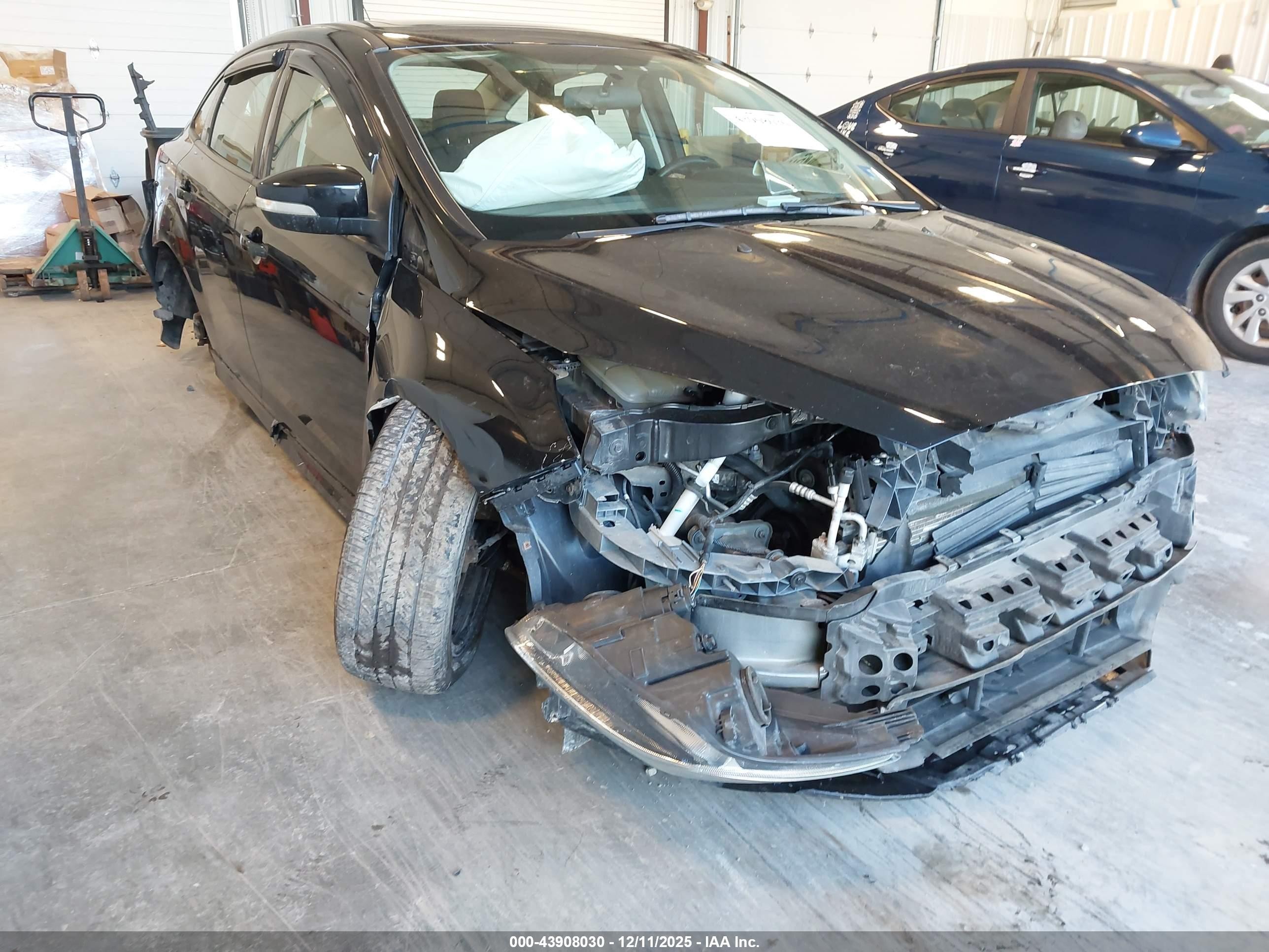 2015 Ford Focus SE, VIN 1FADP3F28FL247691 — Front end