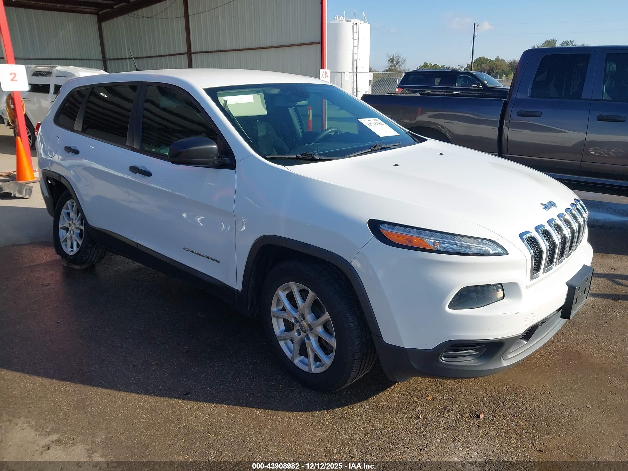 2015 Jeep Cherokee Sport, VIN 1C4PJLAB2FW560802 — Зад