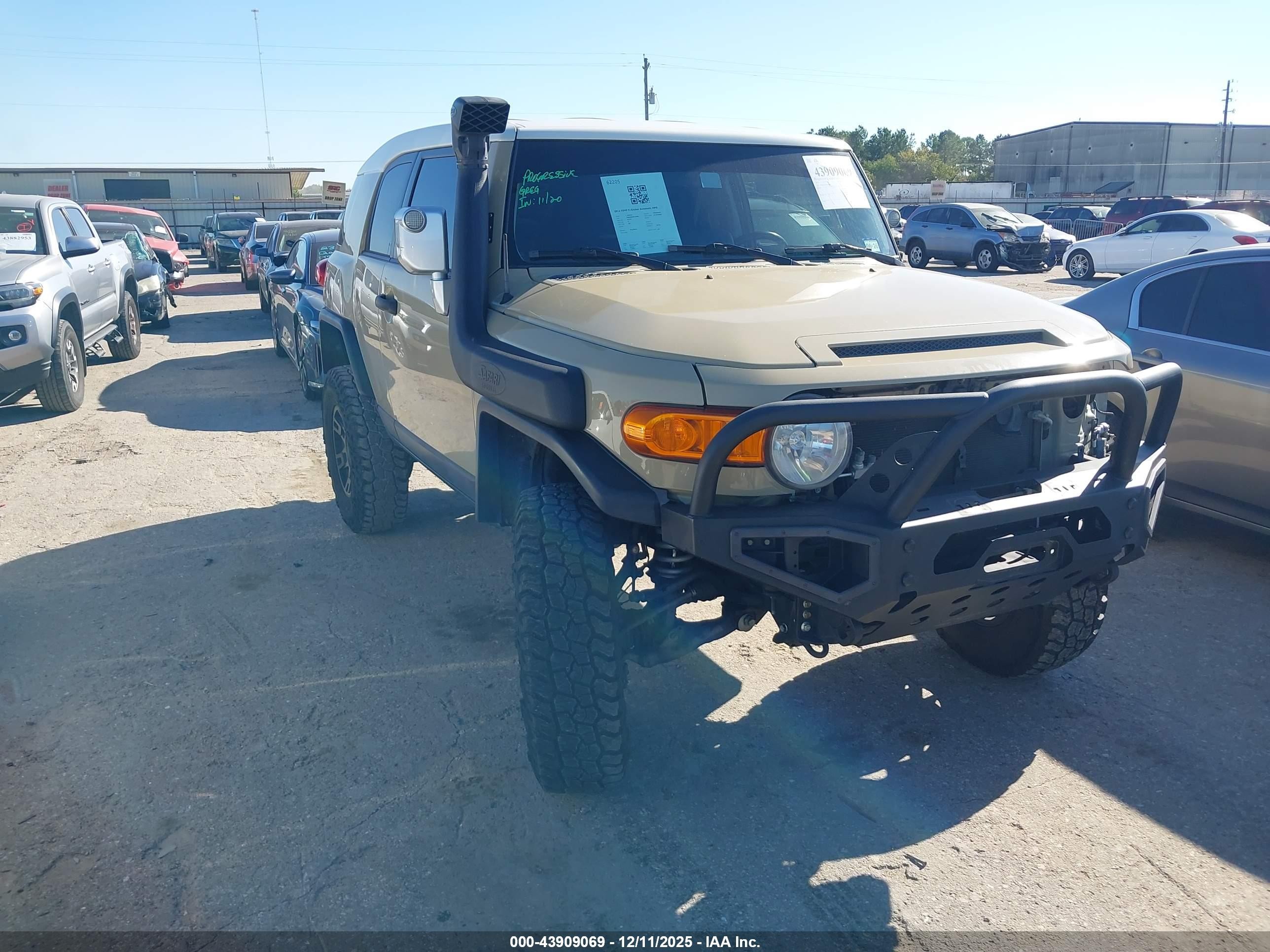 2014 Toyota FJ Cruiser, VIN JTEBU4BF4EK184095 — Side
