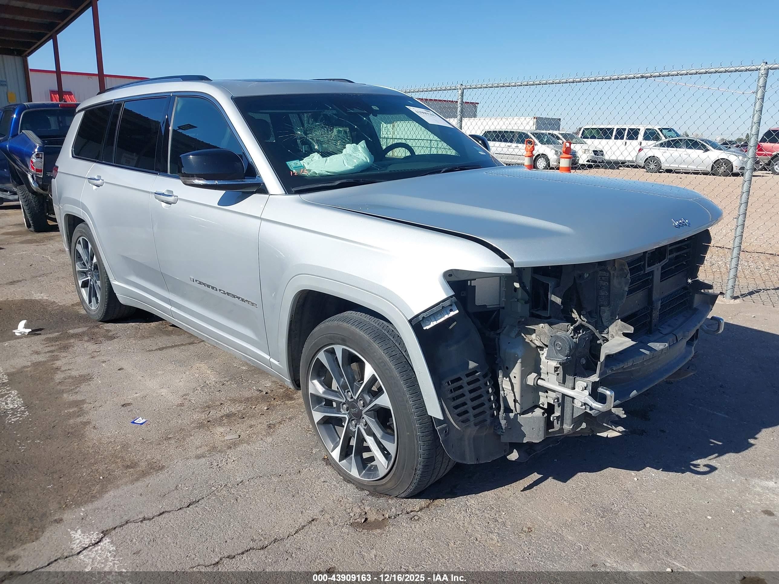 2023 Jeep Grand Cherokee Overland, VIN 1C4RJKDT8P8107510 — Front end