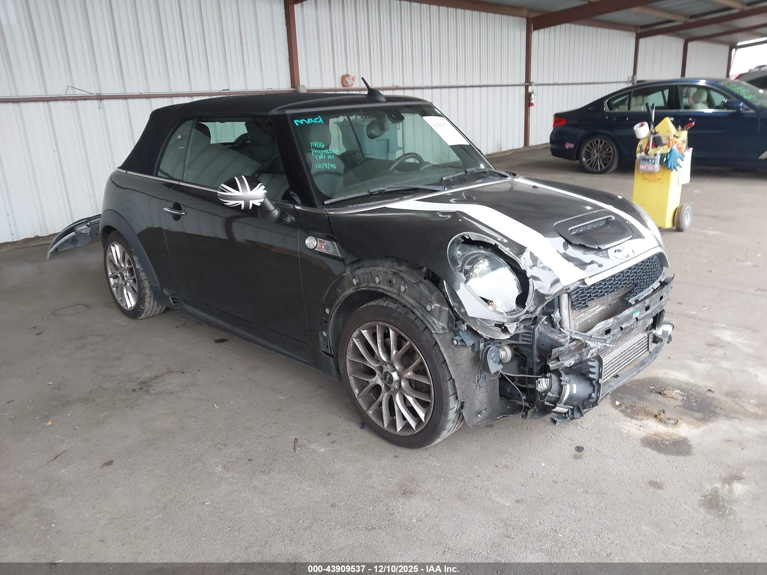 2015 MINI Convertible S, VIN WMWZP3C54FT708610 — Перед