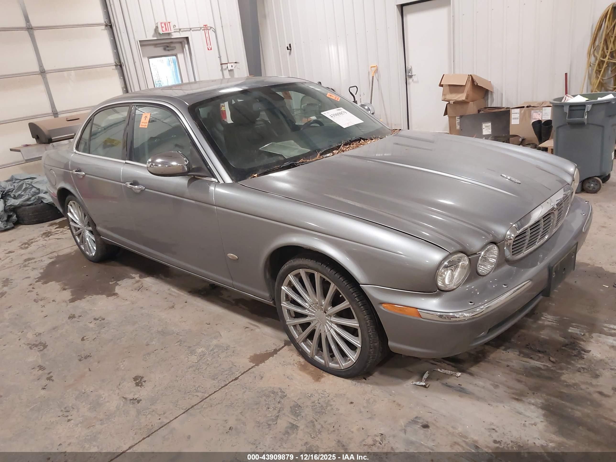 2007 Jaguar XJ Series XJ8, VIN SAJWA71B27SH17910 — Normal wear