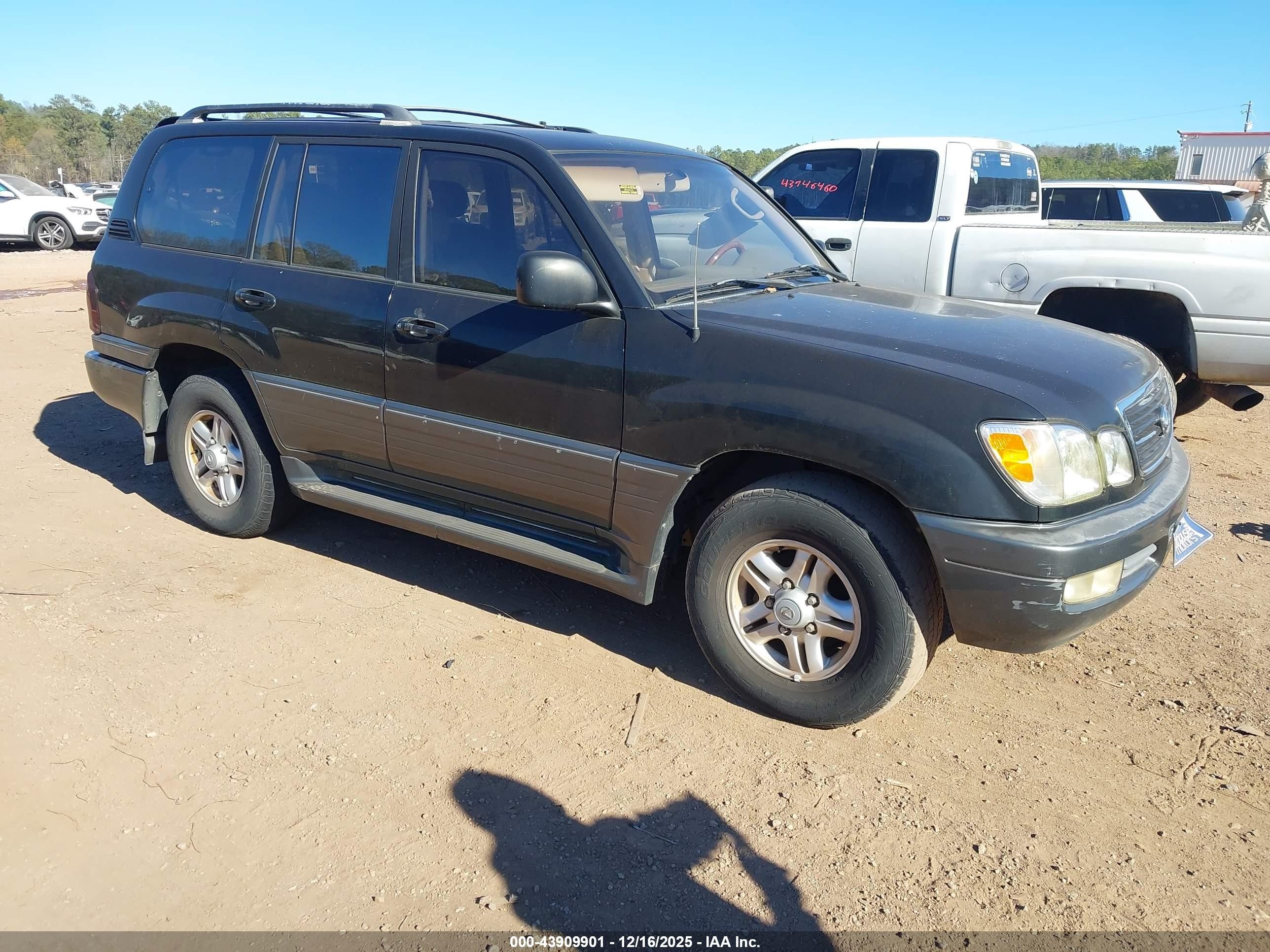 2001 Lexus LX 470, VIN JTJHT00W313507843 — Normal wear