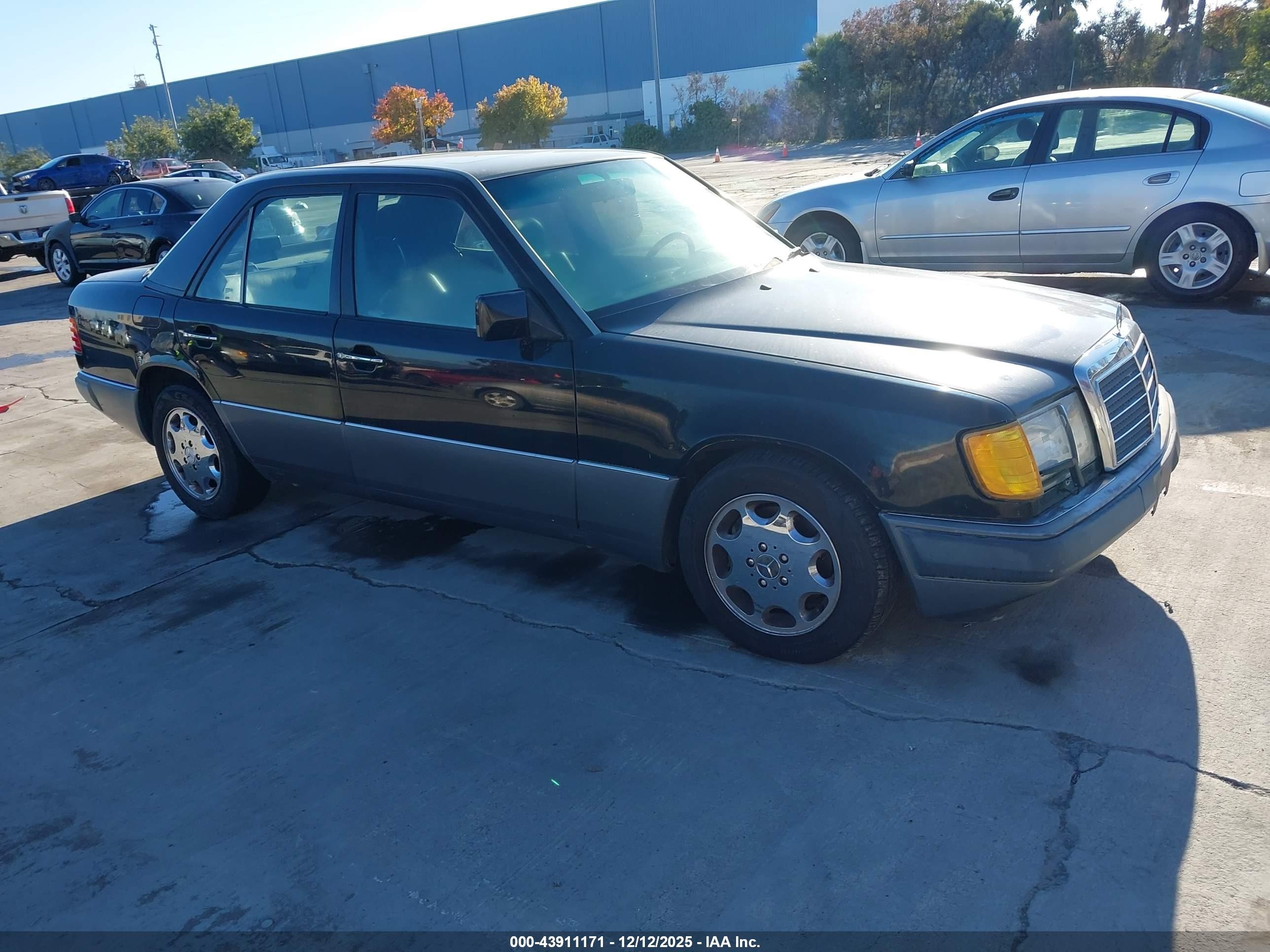 1993 Mercedes-Benz 400 E, VIN WDBEA34E0PB983009 — Front end