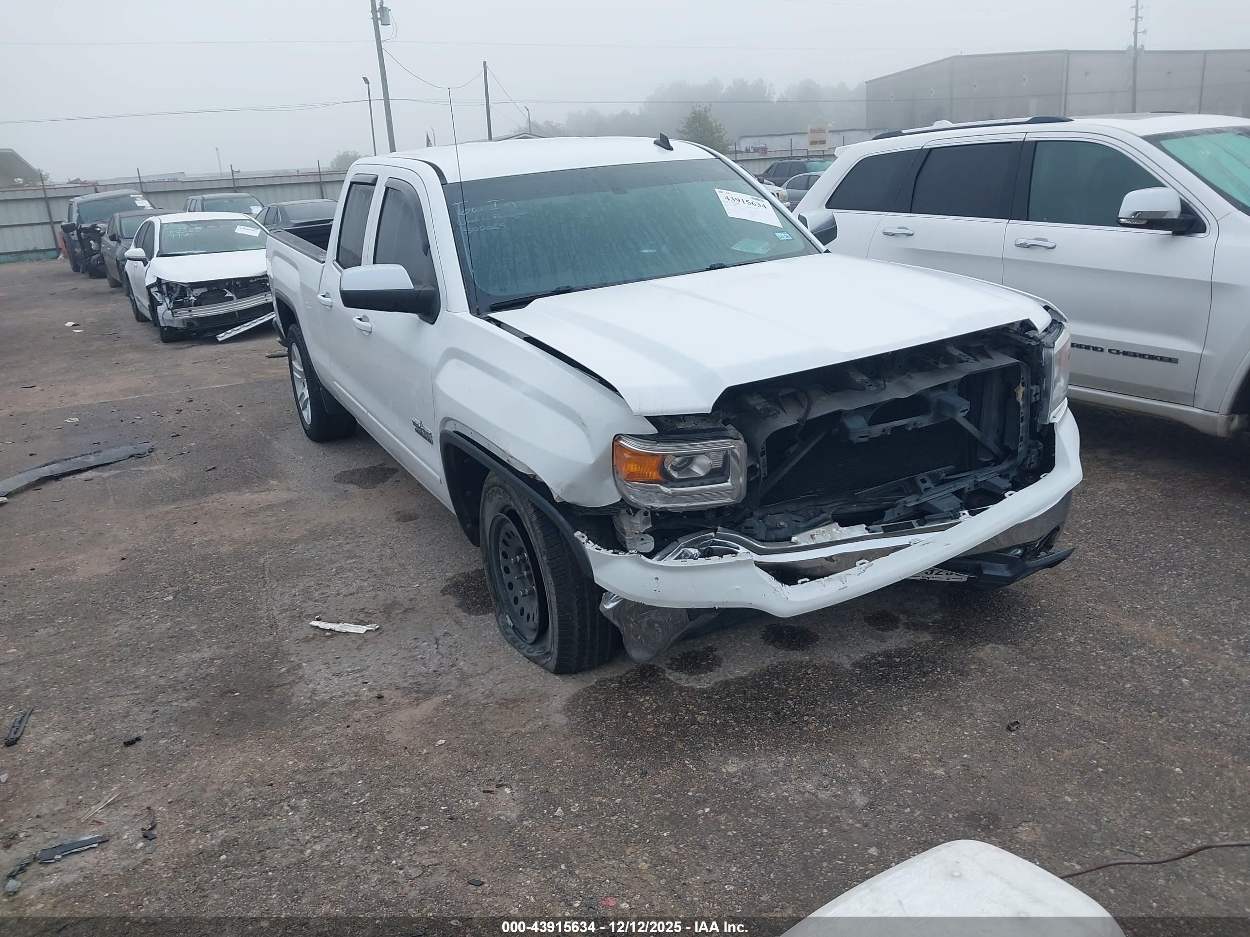 2014 GMC Sierra 1500 SLE, VIN 1GTR1UEH4EZ246725 — Front end
