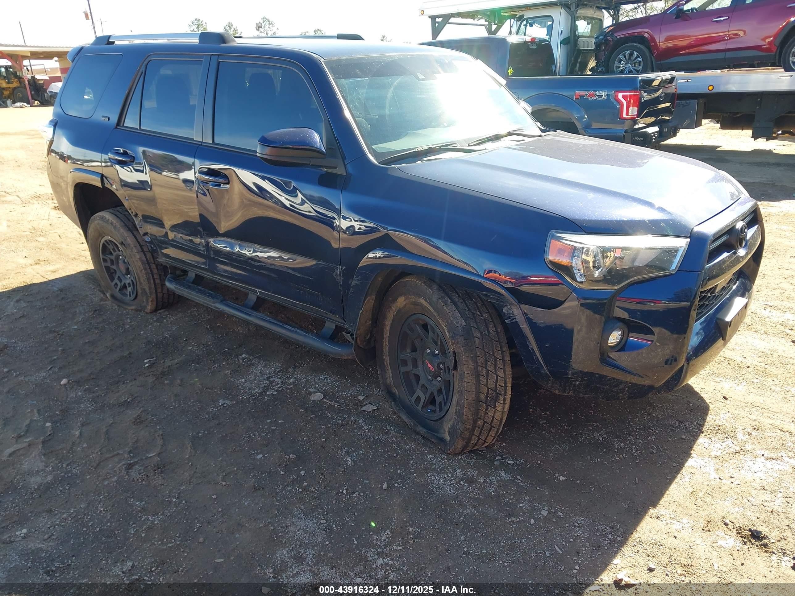 2022 Toyota 4Runner SR5, VIN JTEEU5JR1N5267965 — Side
