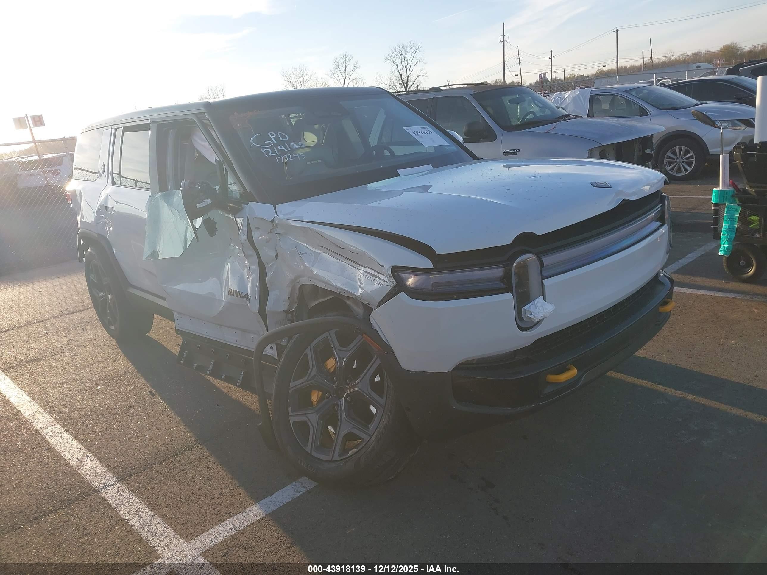 2025 Rivian R1S Premium, VIN 7PDSGCBP8SN058744 — Side