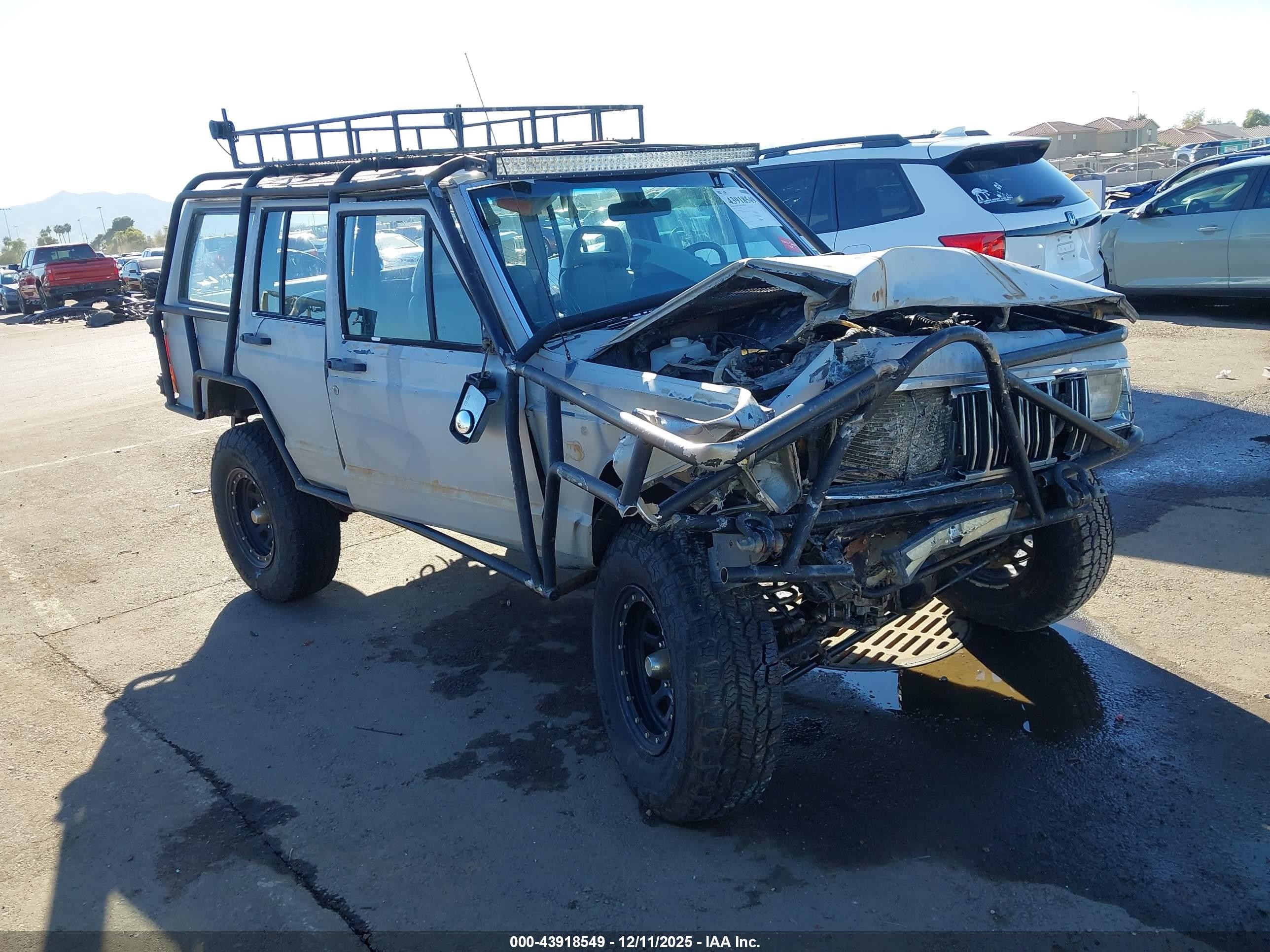 1990 Jeep Cherokee Laredo, VIN 1J4FJ58L1LL292189 — Front end