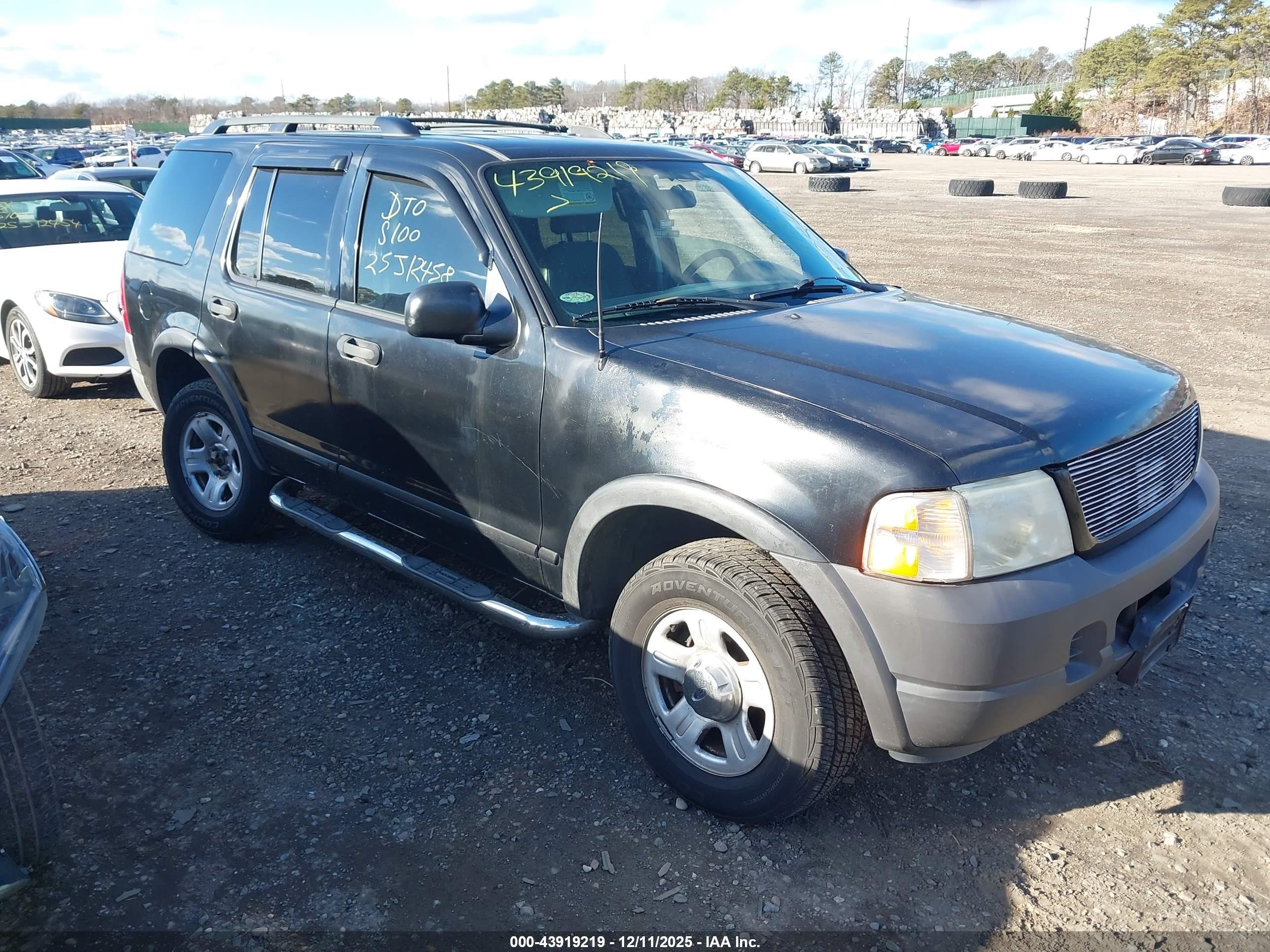2003 Ford Explorer XLS, VIN 1FMZU72K73UC25091 — Front end