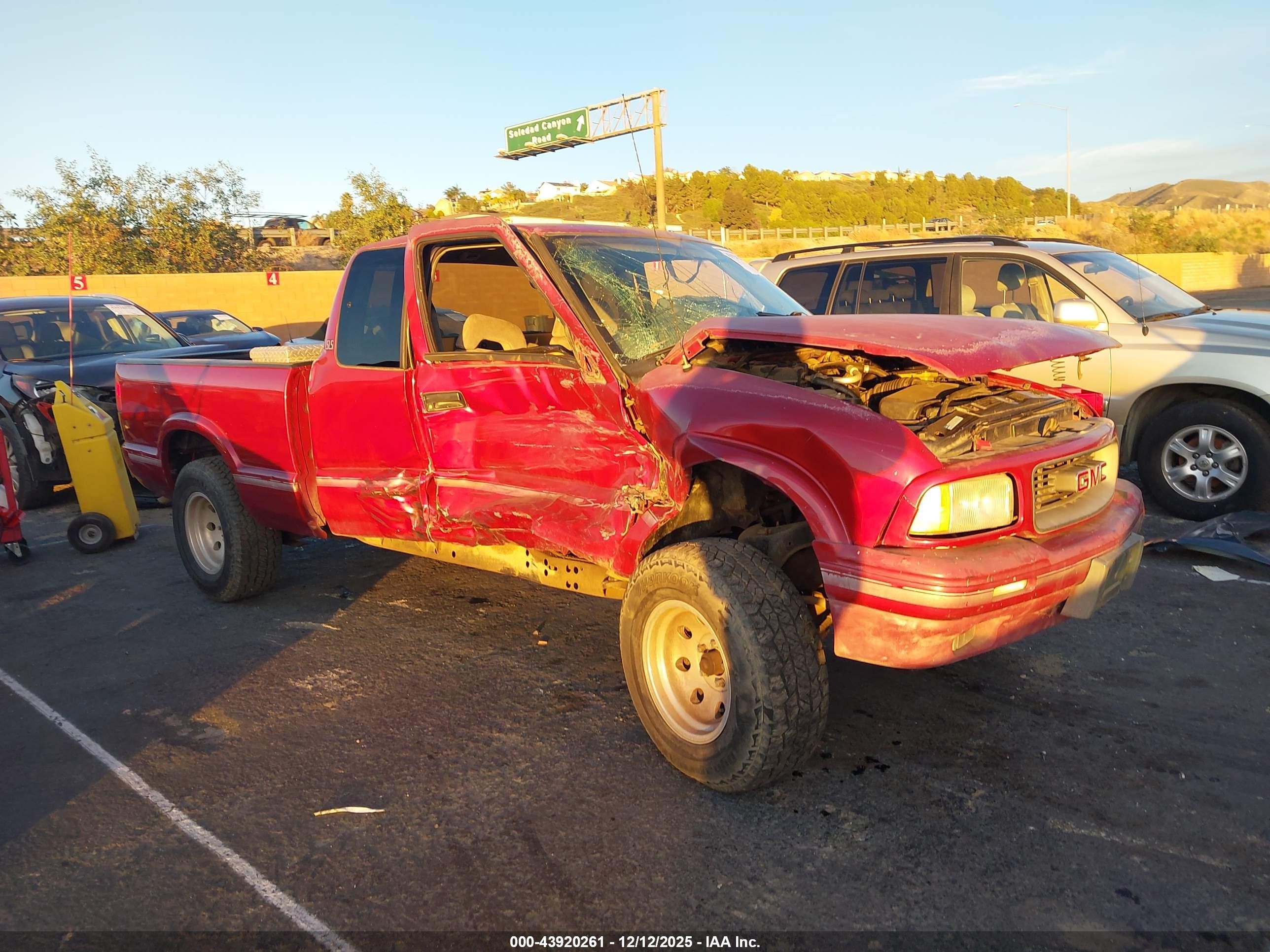 1996 GMC Sonoma SLS, VIN 1GTCS1944T8527354 — Side