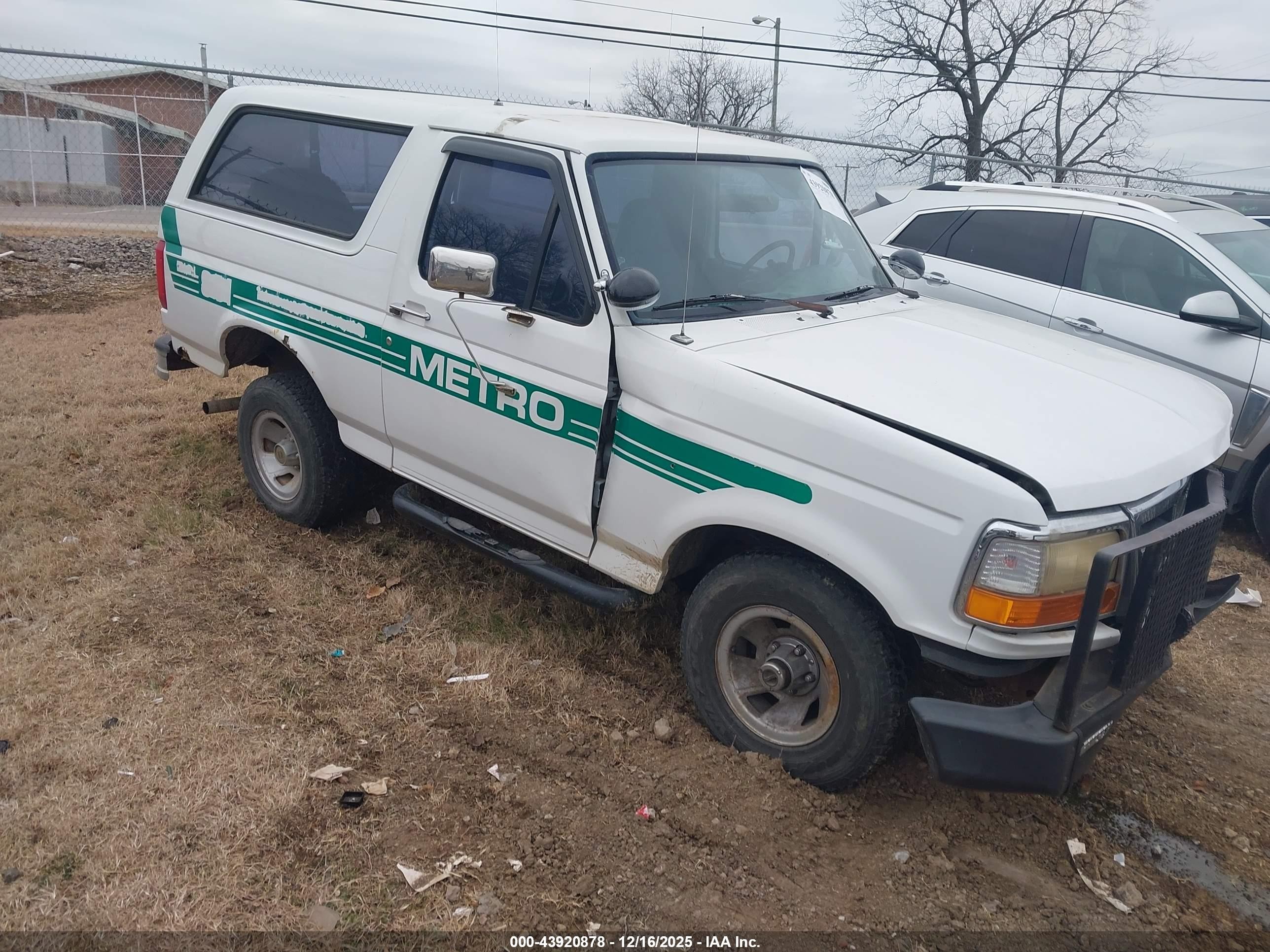 1995 Ford Bronco Custom, VIN 1FMEU15H3SLB23495 — Front end