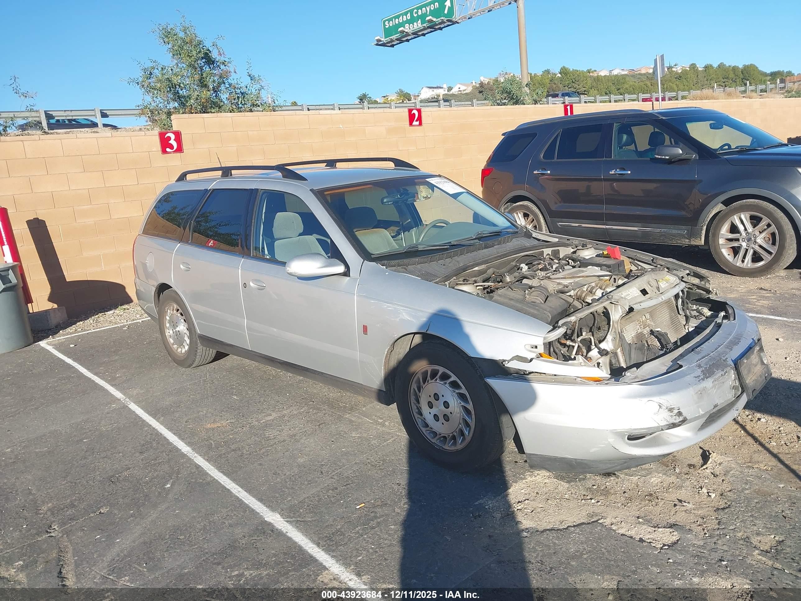 2001 Saturn LW, VIN 1G8JW84R01Y564030 — Front end