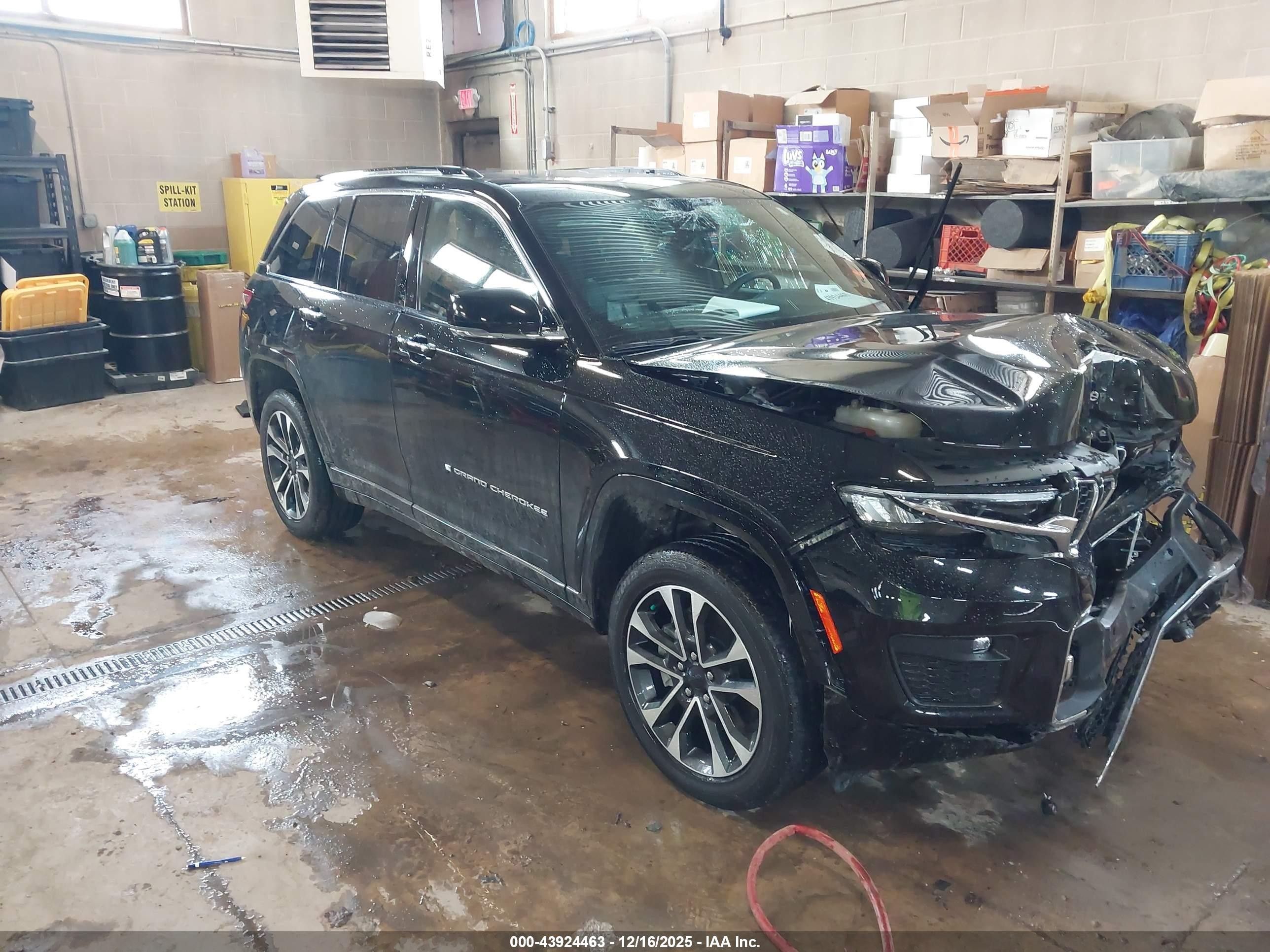 2022 Jeep Grand Cherokee Overland, VIN 1C4RJHDT9N8530869 — Front end