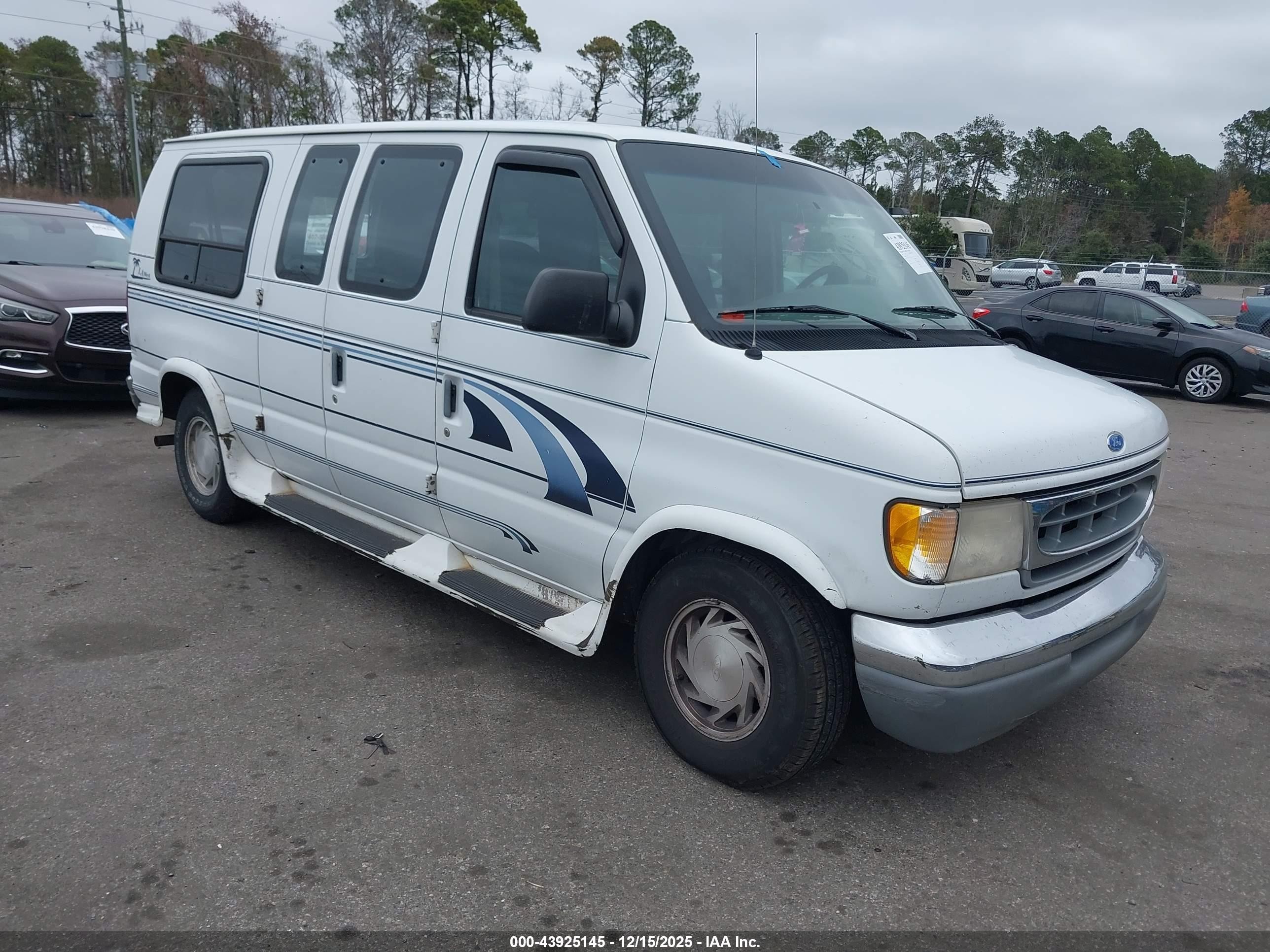 1997 Ford Econoline Commercial, VIN 1FDEE1461VHA97192 — Front end