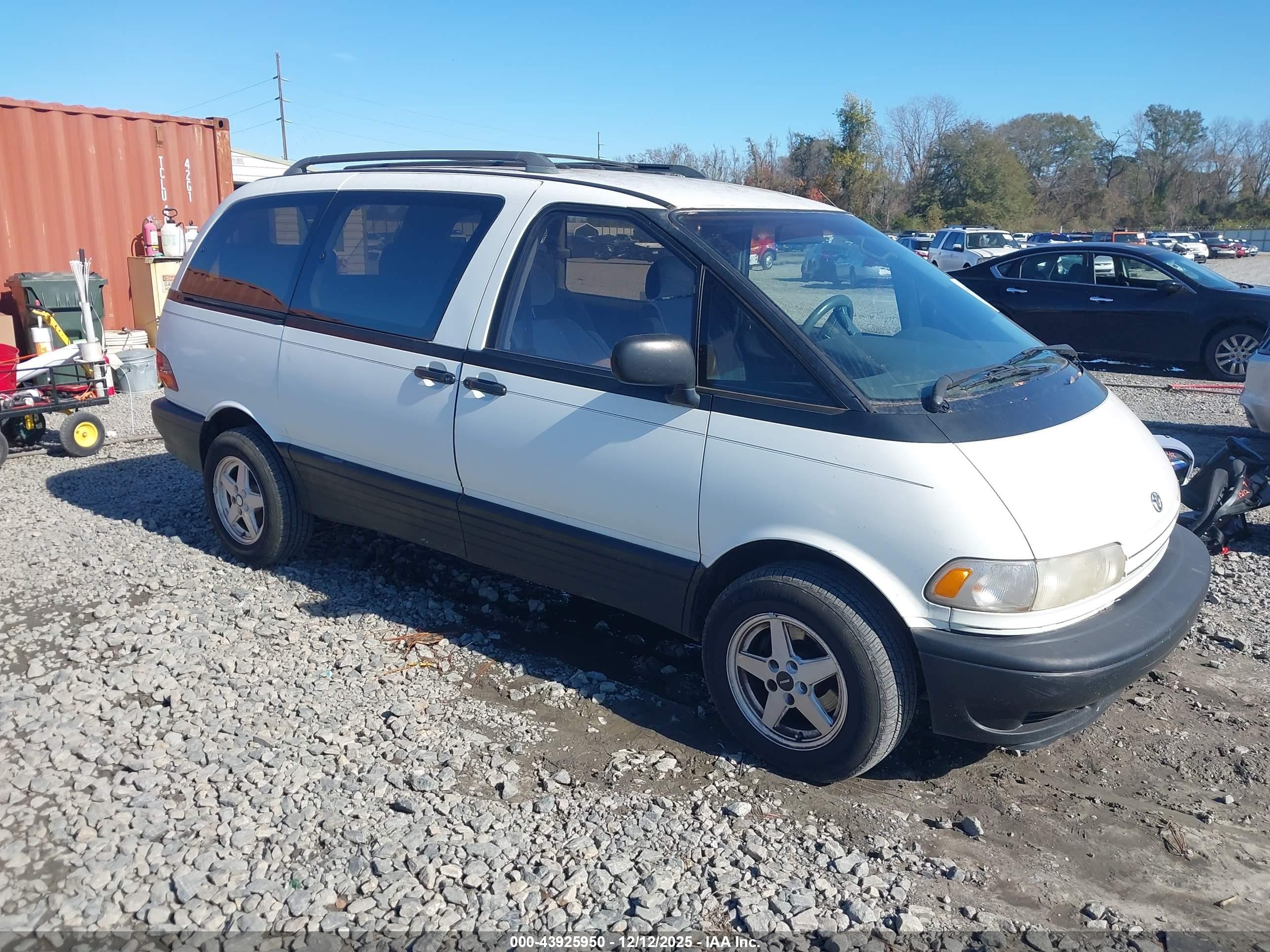 1997 Toyota Previa DX, VIN JT3GK12M9V1256206 — Front end