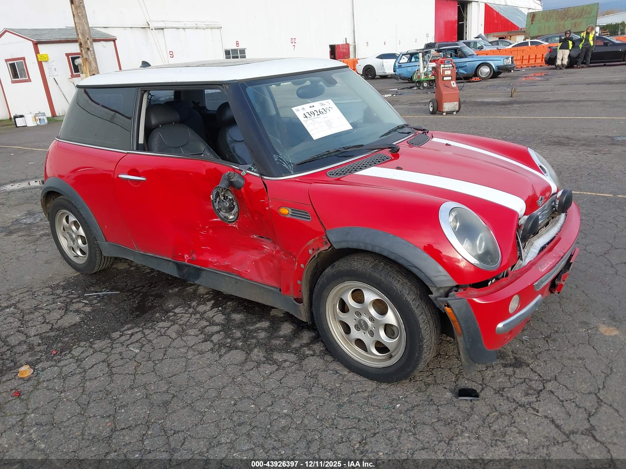 2003 MINI Hardtop, VIN WMWRC33433TC46302 — Бок